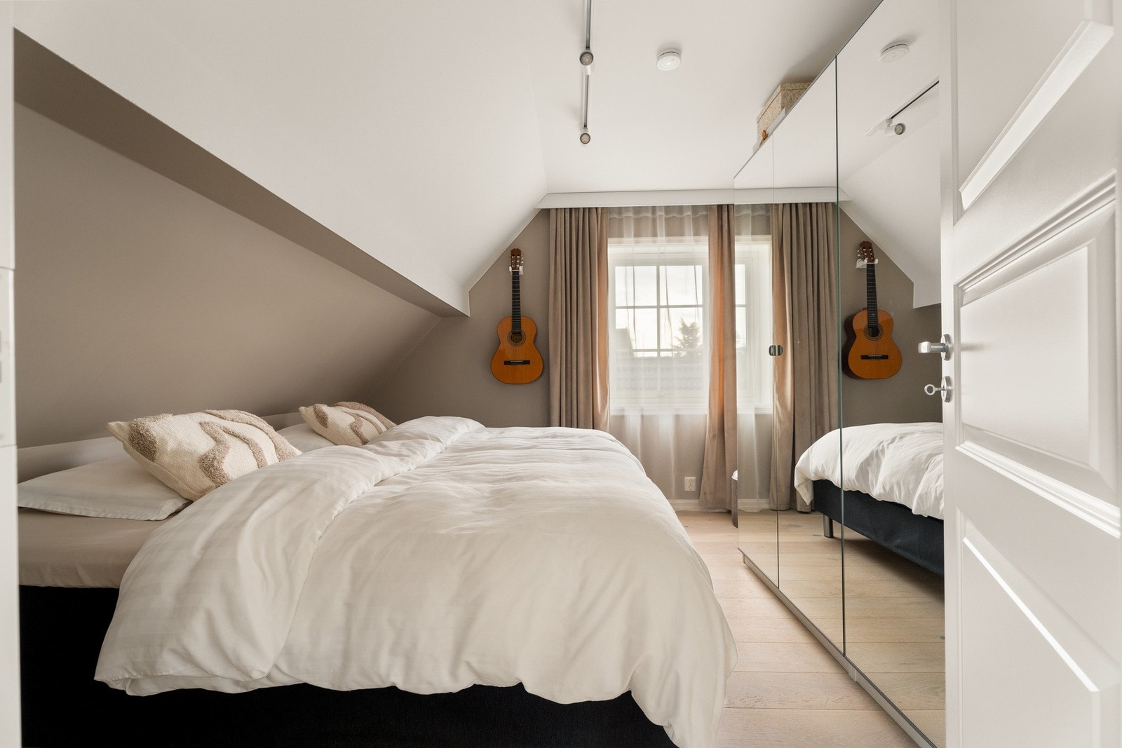 Lyse og rolige farger skaper en behagelig atmosfære for avslapning. Galleribilde