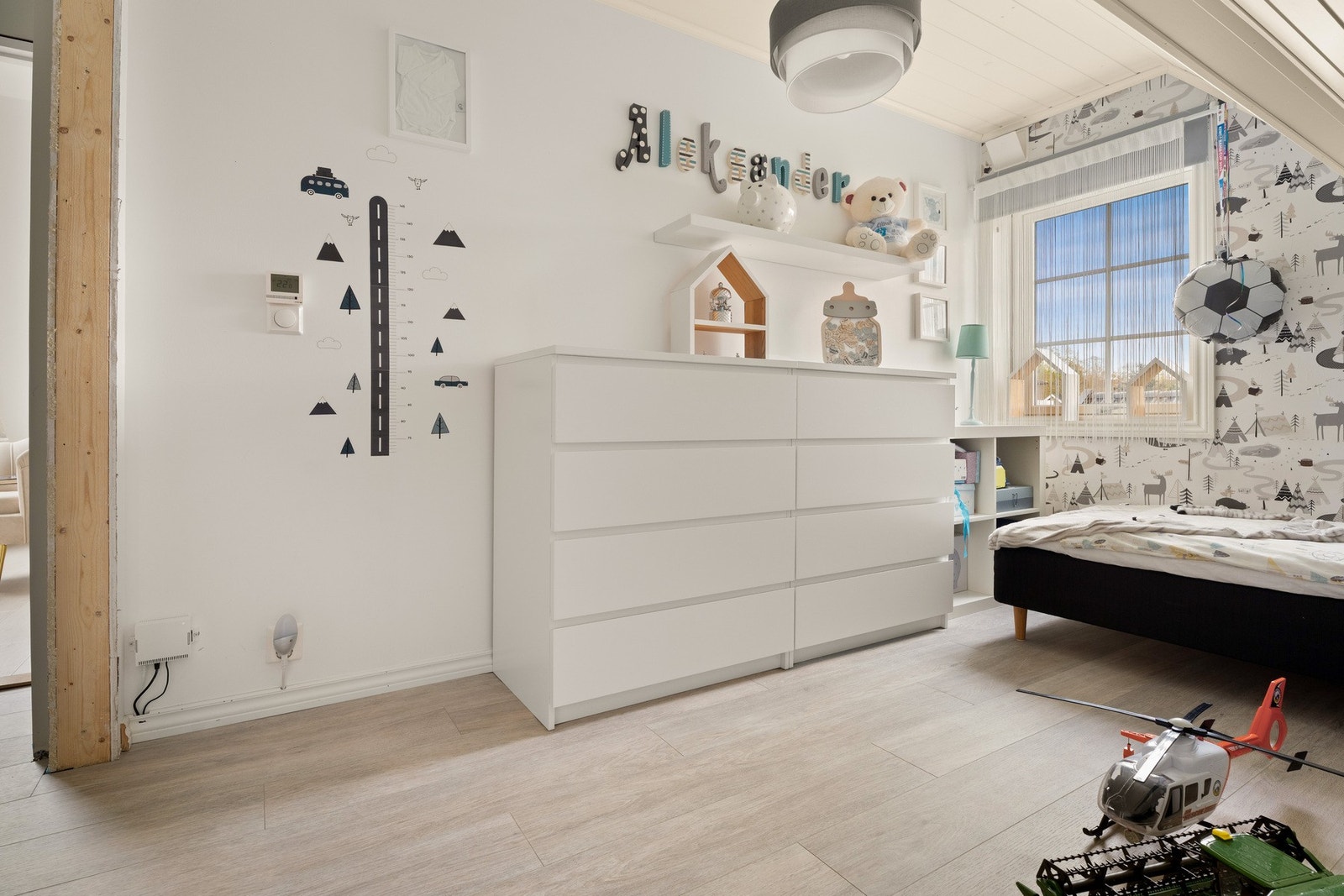 Luftige rom med store vinduer og naturlig lysinnslipp. Galleribilde