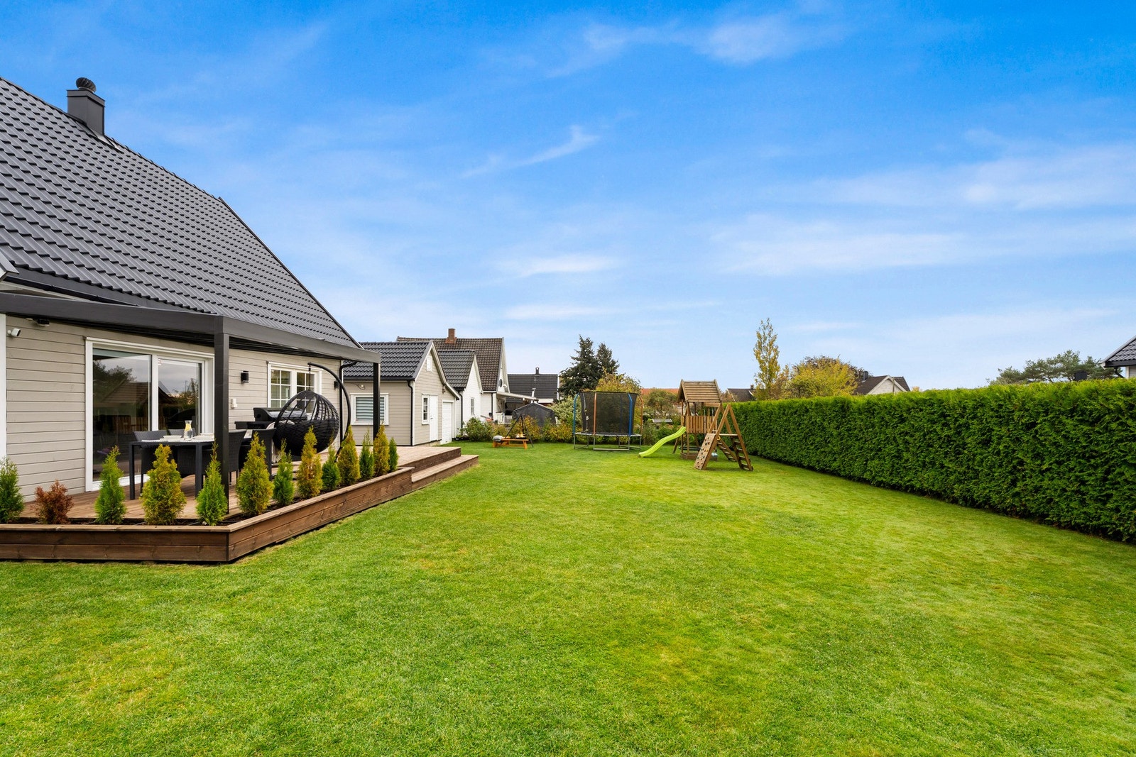 Solrike omgivelser med lite trafikk og gode naboforhold. Galleribilde