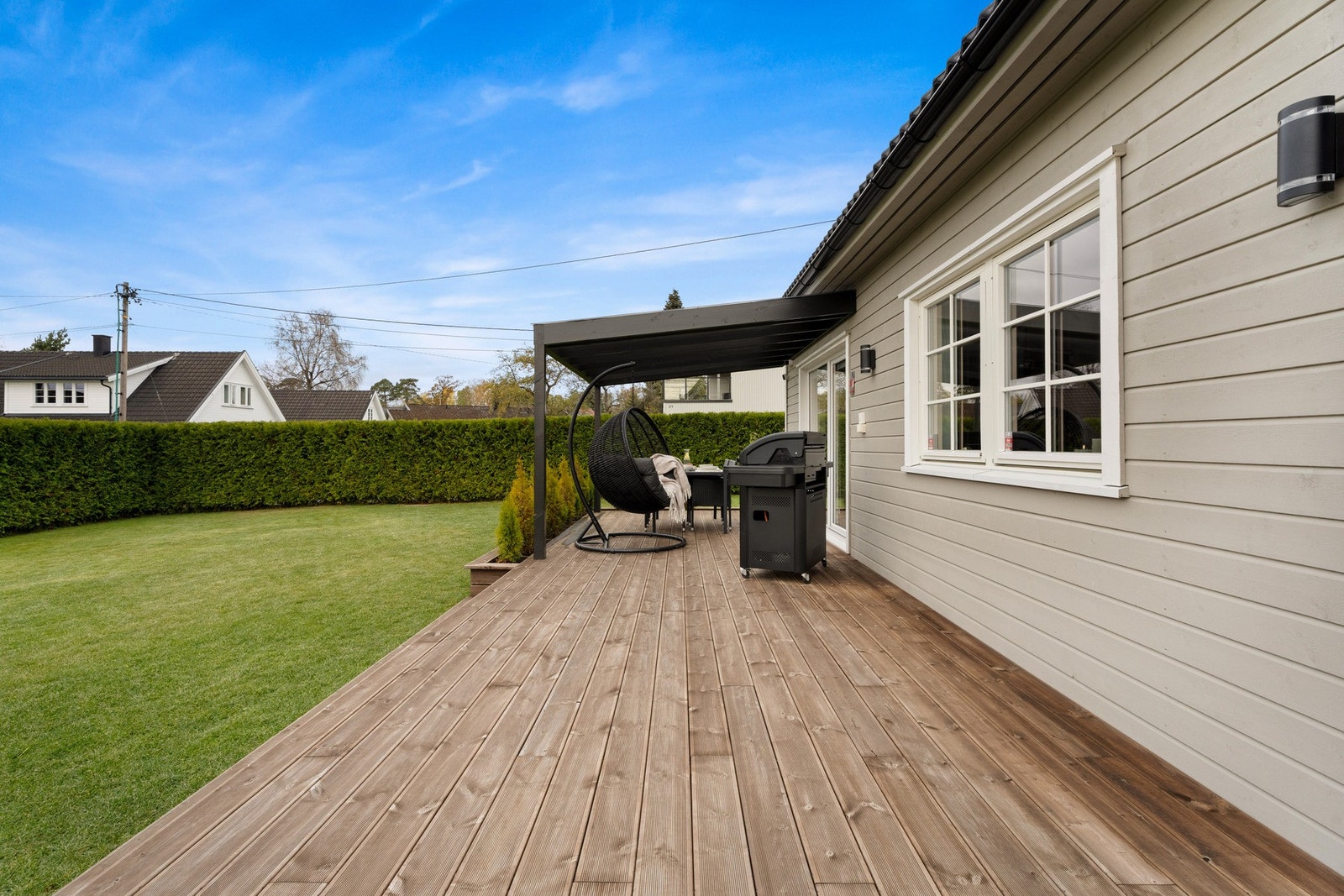 Stor terrasse som vender mot syd/vest. Galleribilde