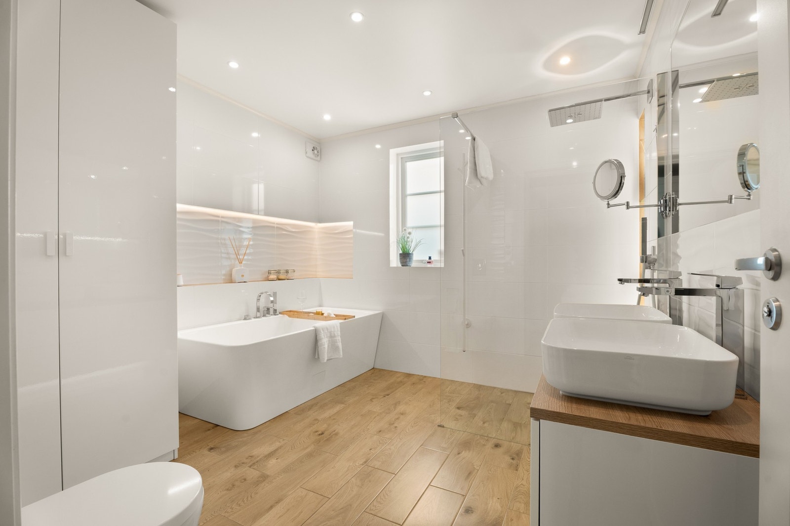 Flott baderom fra 2019 med flislagte overflater og moderne innredning. Galleribilde