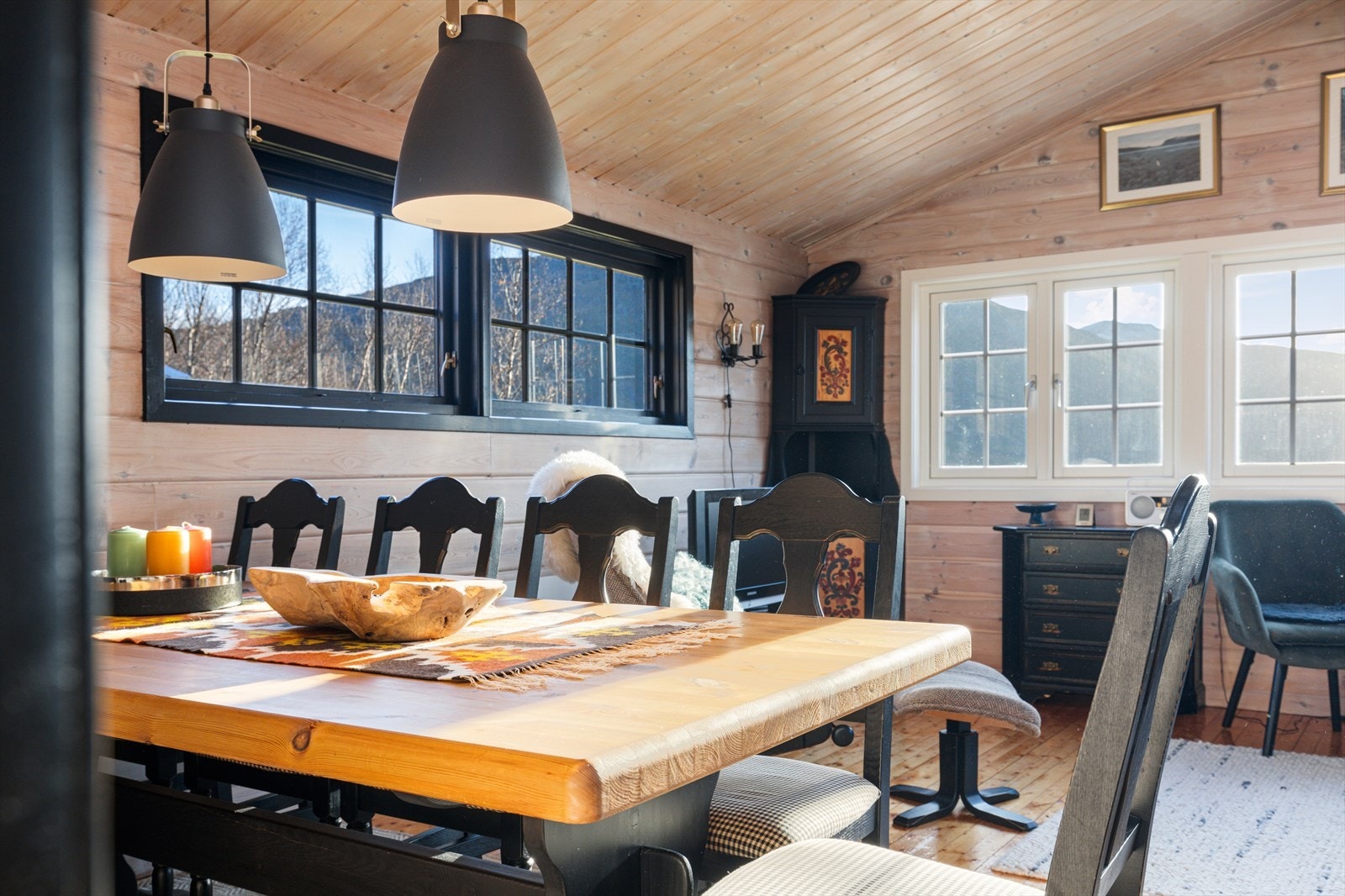 I stua er det god plass til en stor spisegruppe Galleribilde