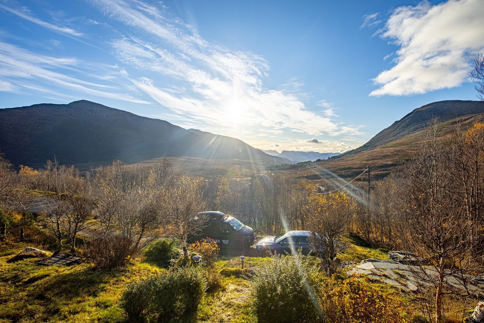 Fra terrassen er det flott utsikt nedover Ringstaddalen og til fjella omkring Galleribilde