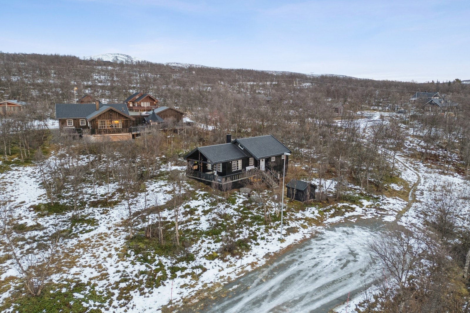 Det er bilvei helt frem til eiendommen året rundt, og veien brøytes i regi av hytteforeningen på vinteren. Galleribilde