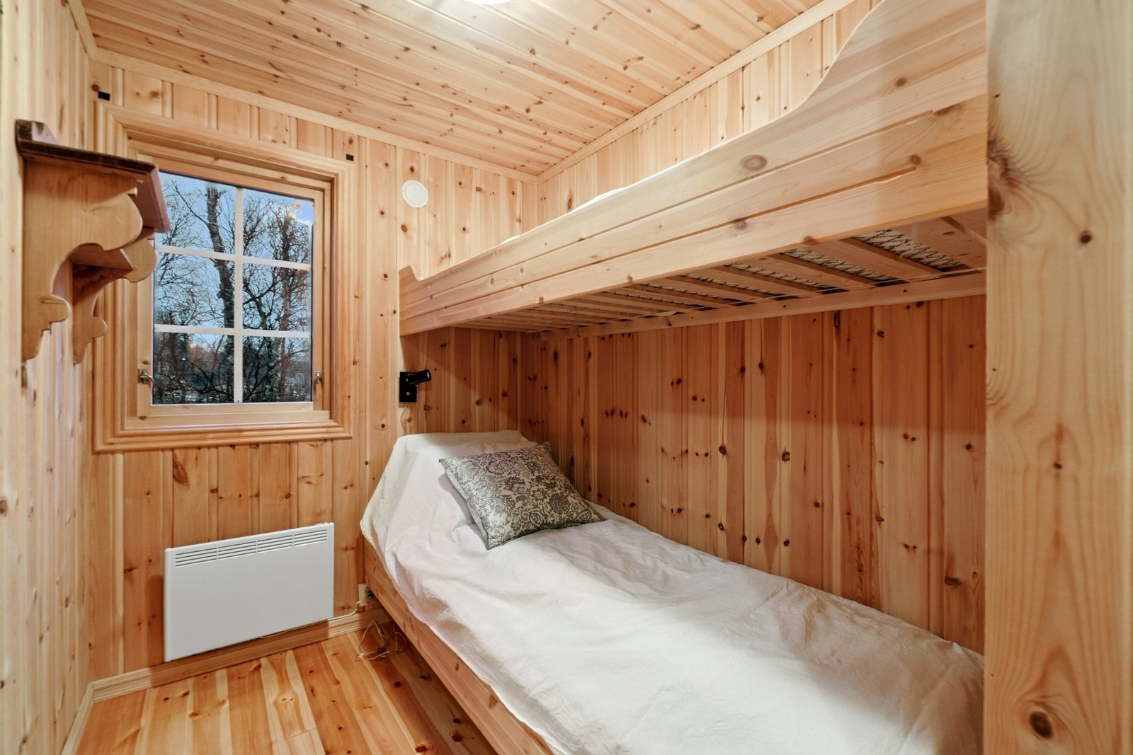 Det andre soverommet er av mindre størrelse, men er godt utnyttet med plassbygd køyeseng for flere sengeplasser. Galleribilde