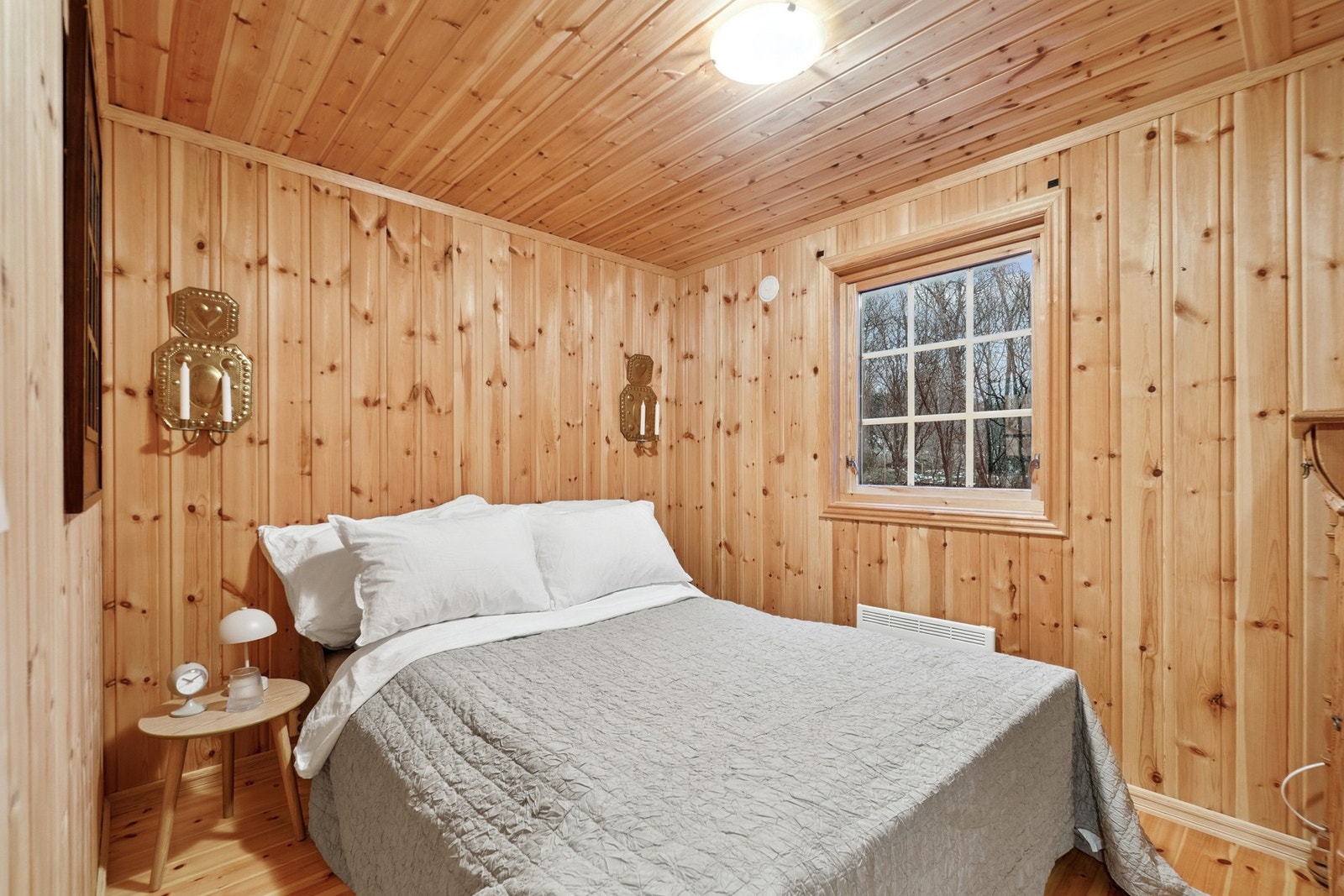 Det er to soverom i 1.etasje. Hovedsoverommet har god plass for dobbelseng, i tillegg til enkelt møblement for klesoppbevaring. Galleribilde