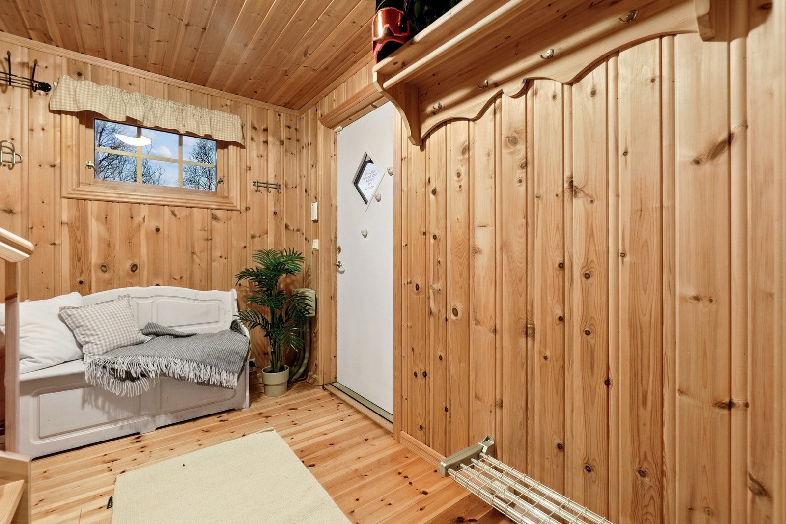 Når du kommer inn møtes du av en romslig entré med plass for åpen garderobeløsning med videre adkomst til bod med god lagringsplass. Galleribilde