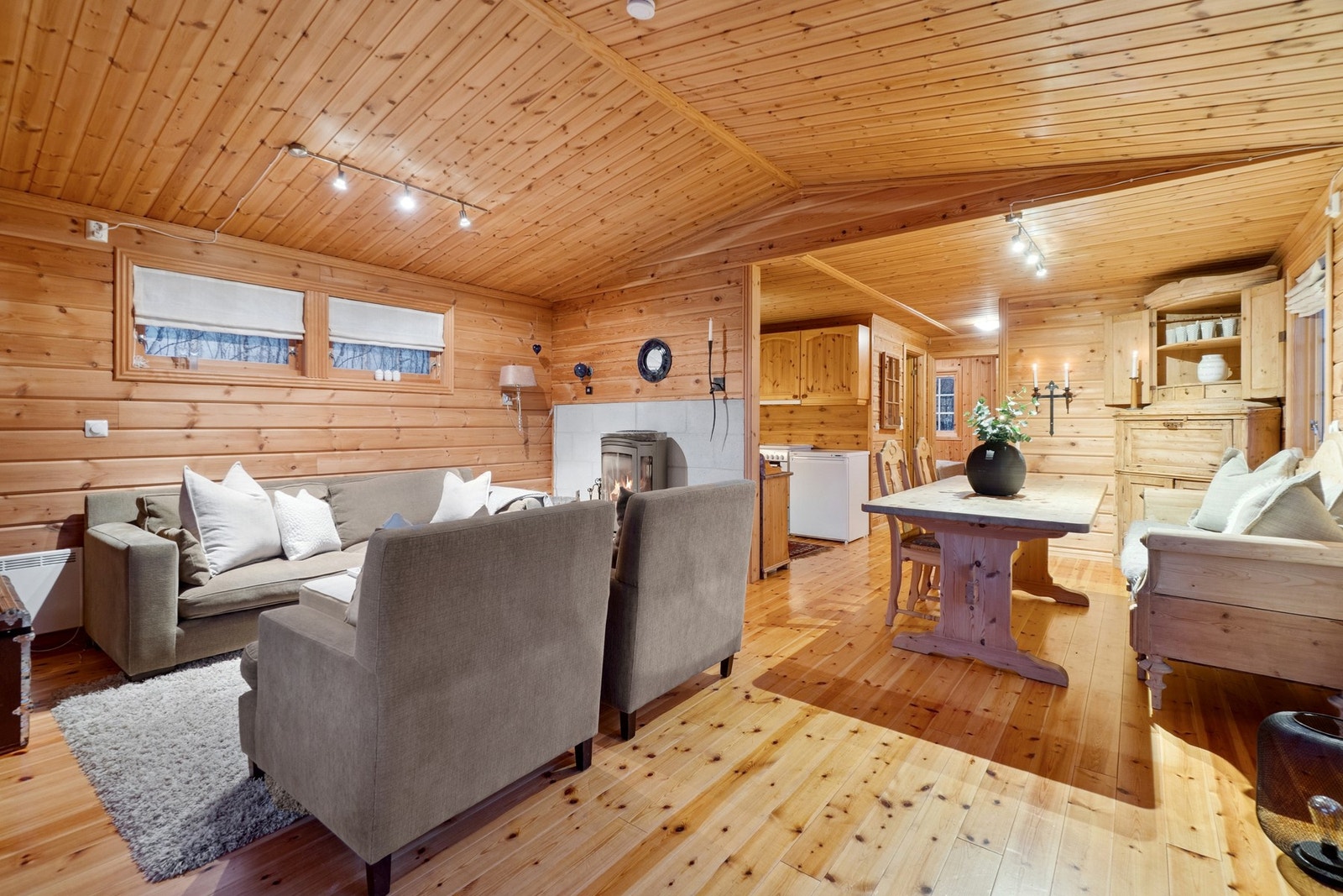 Det er innlagt strøm, så du har elektrisk oppvarming, i tillegg til vedovn for ekstra varme og hygge på kalde vinterdager. Galleribilde