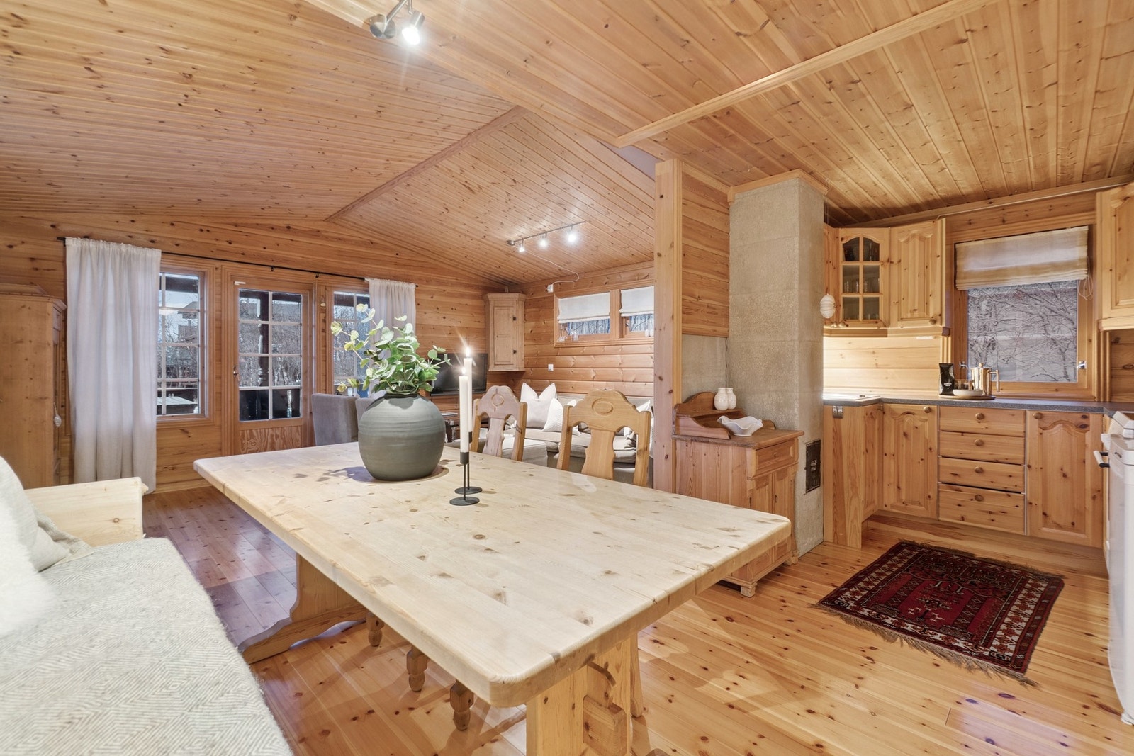 Stue og kjøkken ligger delvis adskilt, og spisebordet skaper en naturlig overgang mellom rommene. Galleribilde