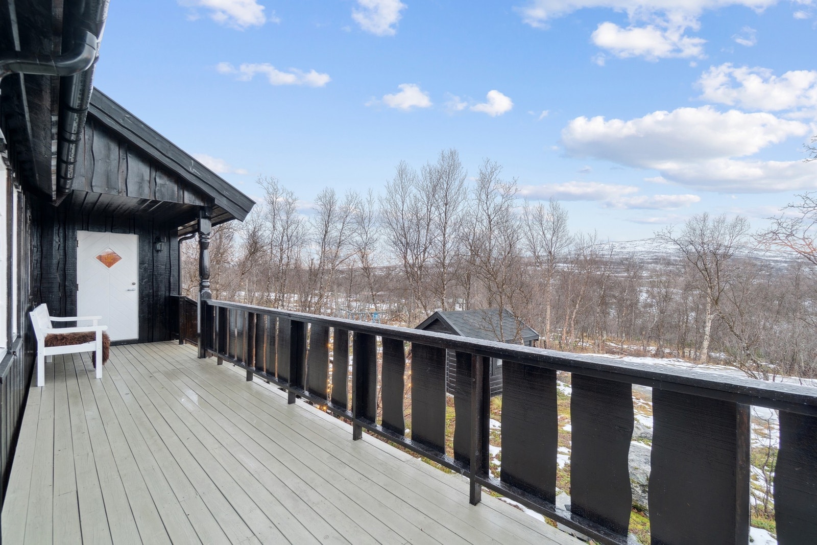 Inngangspartiet er delvis overbygd for å skjerme noe fra vær og vind. Galleribilde