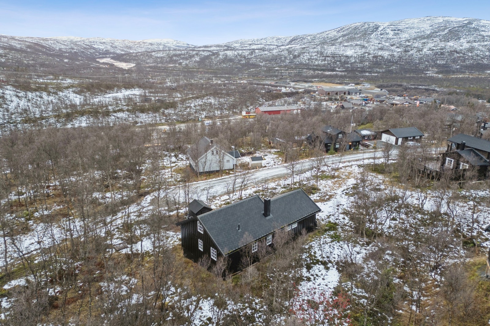 Eiendommen har en sentral beliggenhet med nærhet til dagligvare/bensinstasjon, alpintanlegg, scooterløyper, fiskemuligheter og flotte turområder. Galleribilde