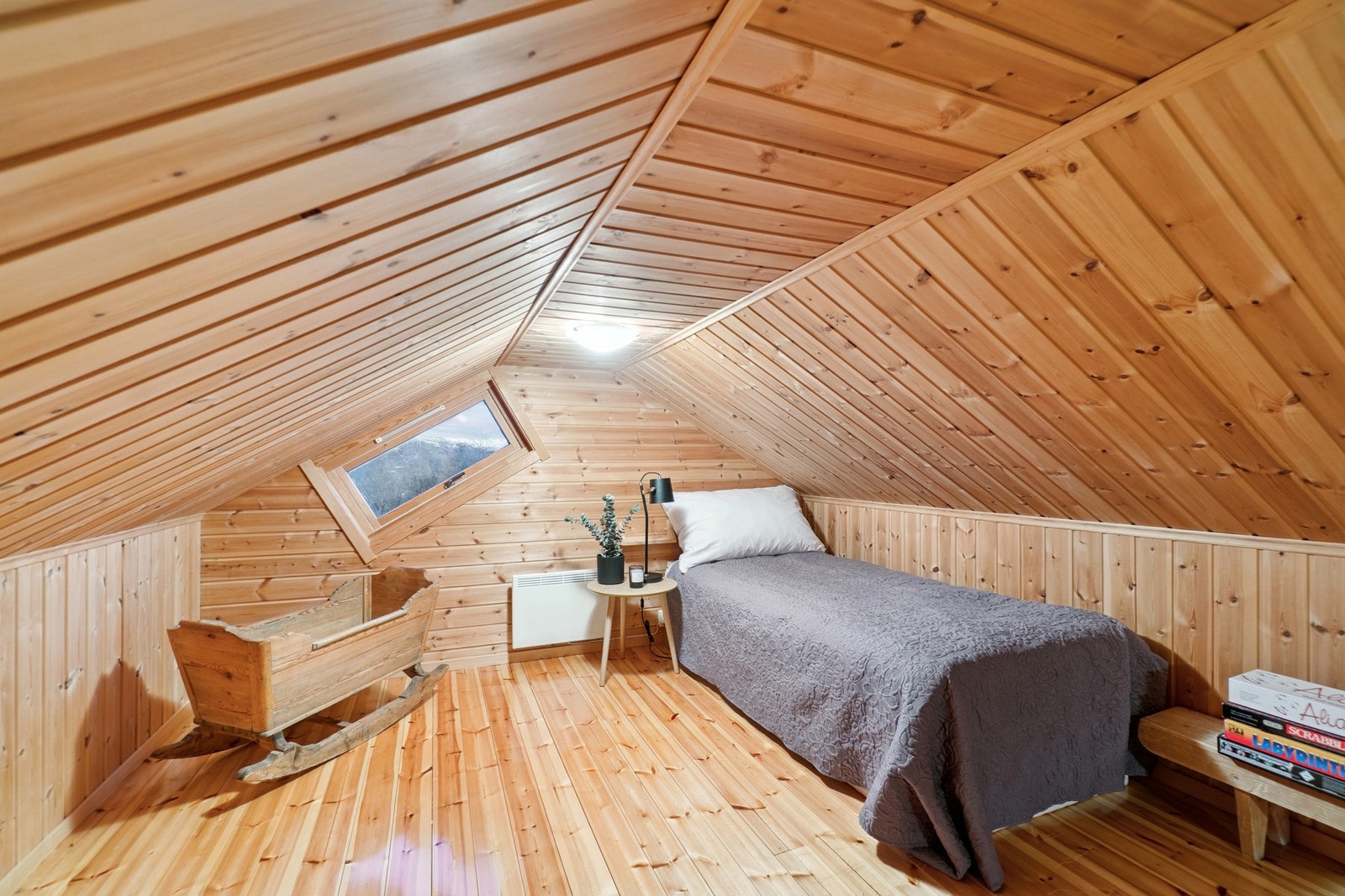 Loftsetasjen har flere bruksmuligheter etter behov og er i dag innredet som kombinert soverom/stue. Galleribilde