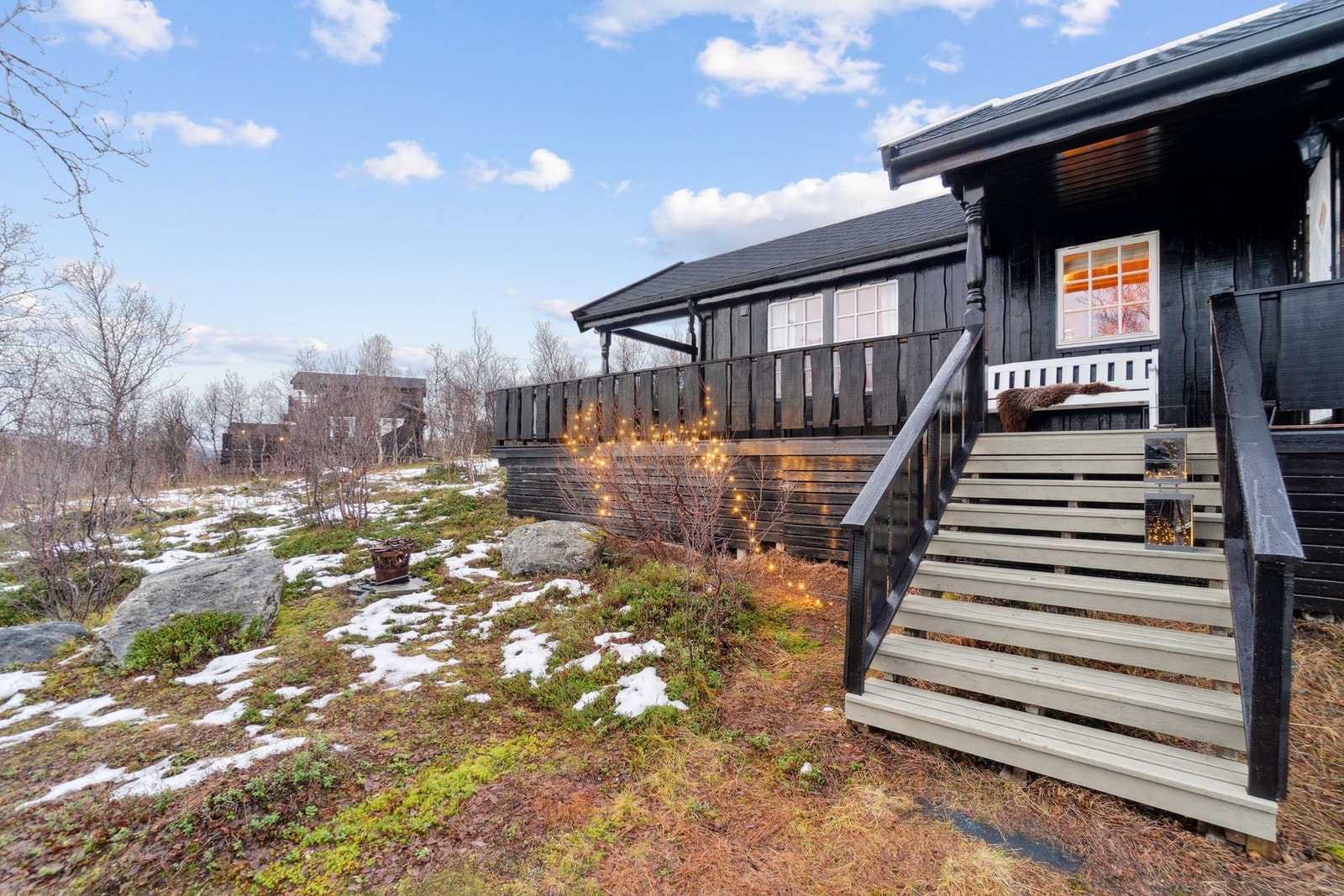 Fasiliteter som innlagt strøm, vann og bilvei frem til eiendommen gjør hyttelivet enkelt og avslappende i en ellers hektisk hverdag. Galleribilde