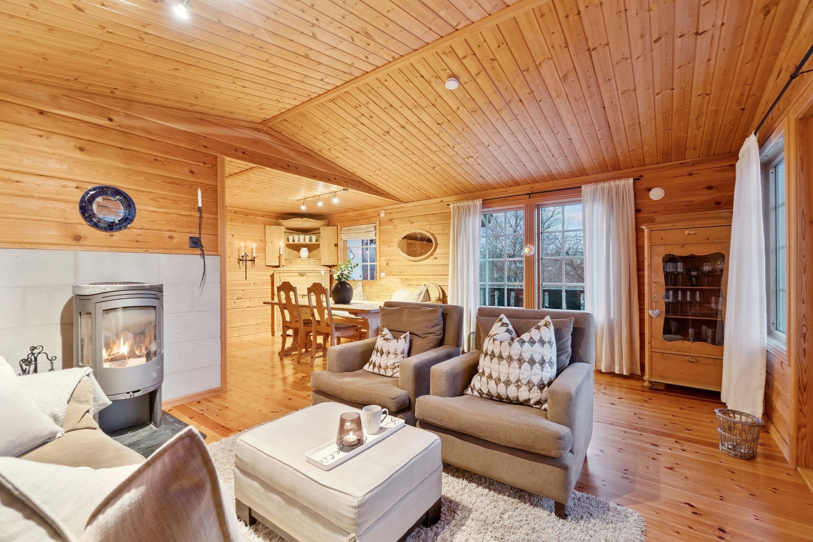 Stuens utforming gjør den enkel å møblere uten å måtte dekke for vinduer og begrense lysinnslipp. Galleribilde