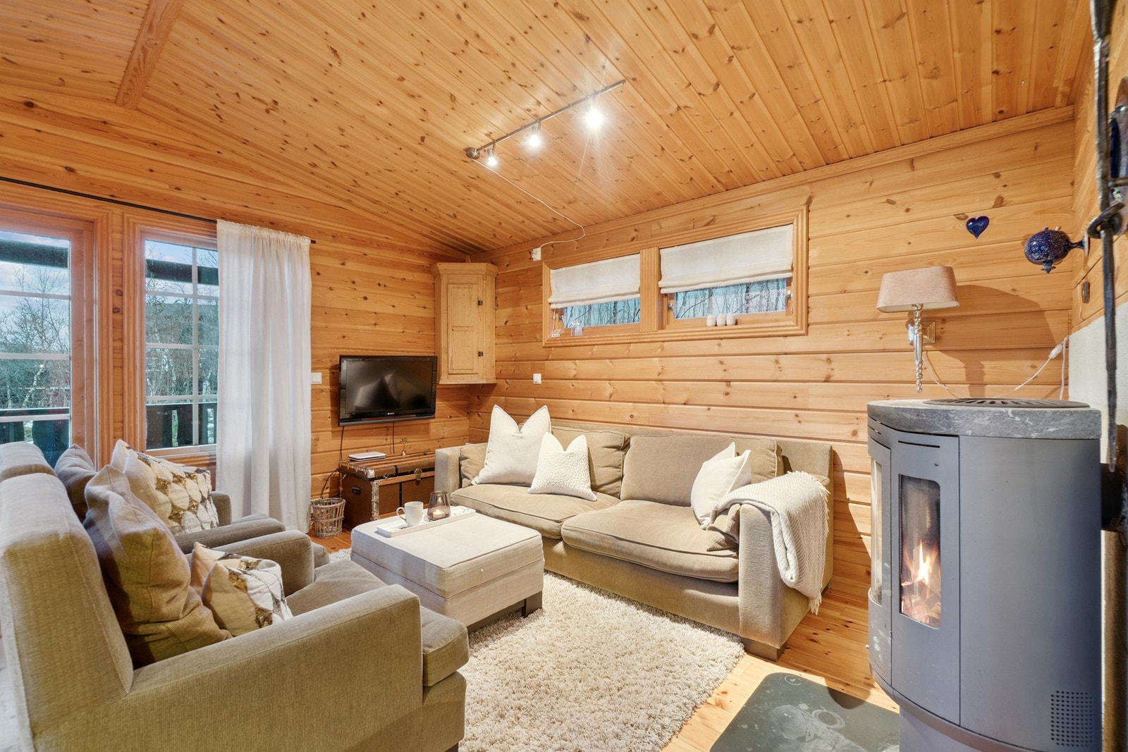 Hytten har en god planløsning med alle oppholdsrom på en flate, i tillegg til en loftsetasje. Galleribilde