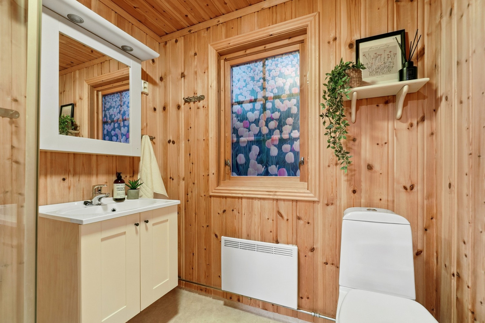 Hyttens bad er praktisk plassert mellom stue/kjøkken og soverommene. Galleribilde