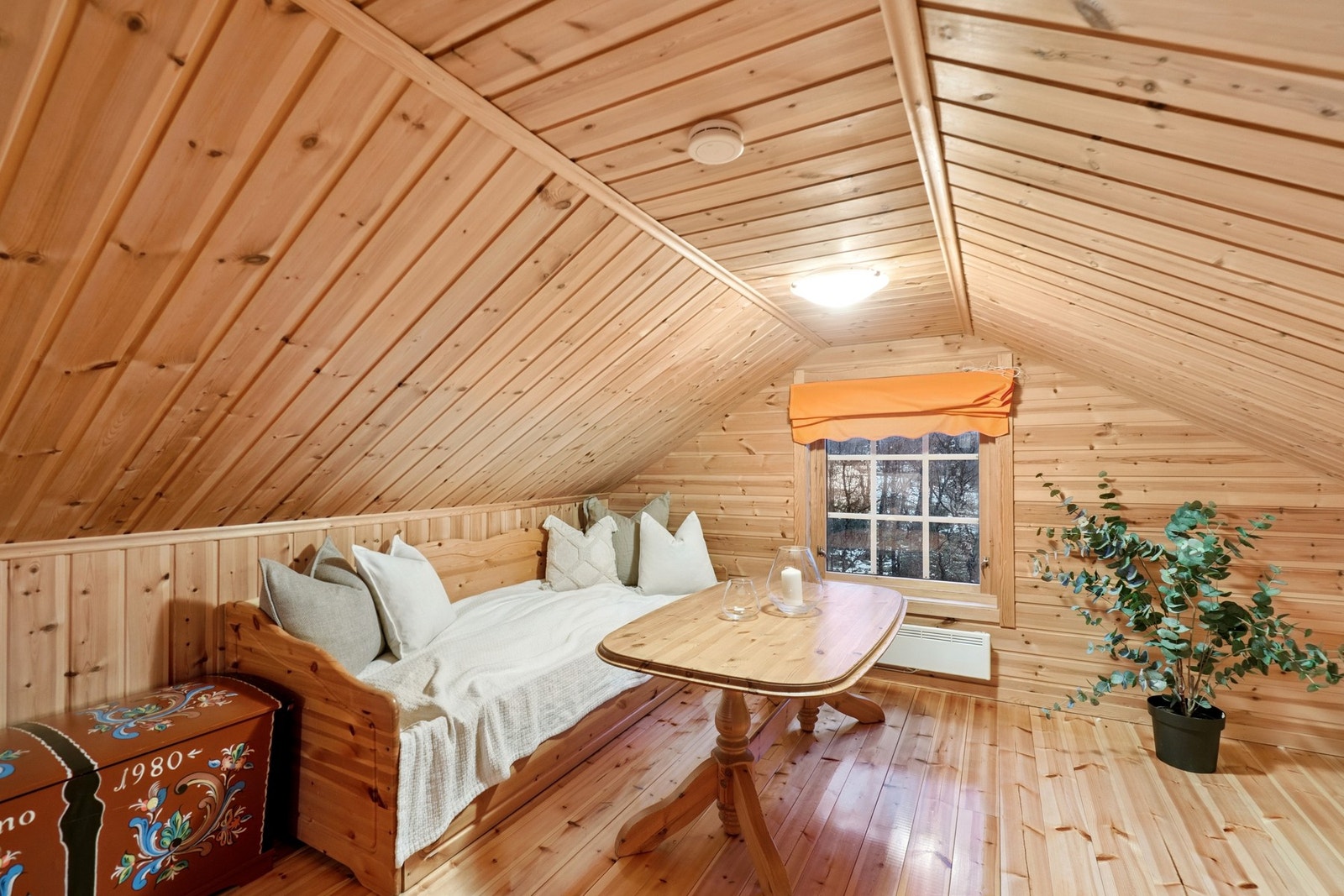 Loftet er på grunn av takhøyde ikke medregnet i hyttens areal, men har en grunnflate på 22 kvm. Galleribilde