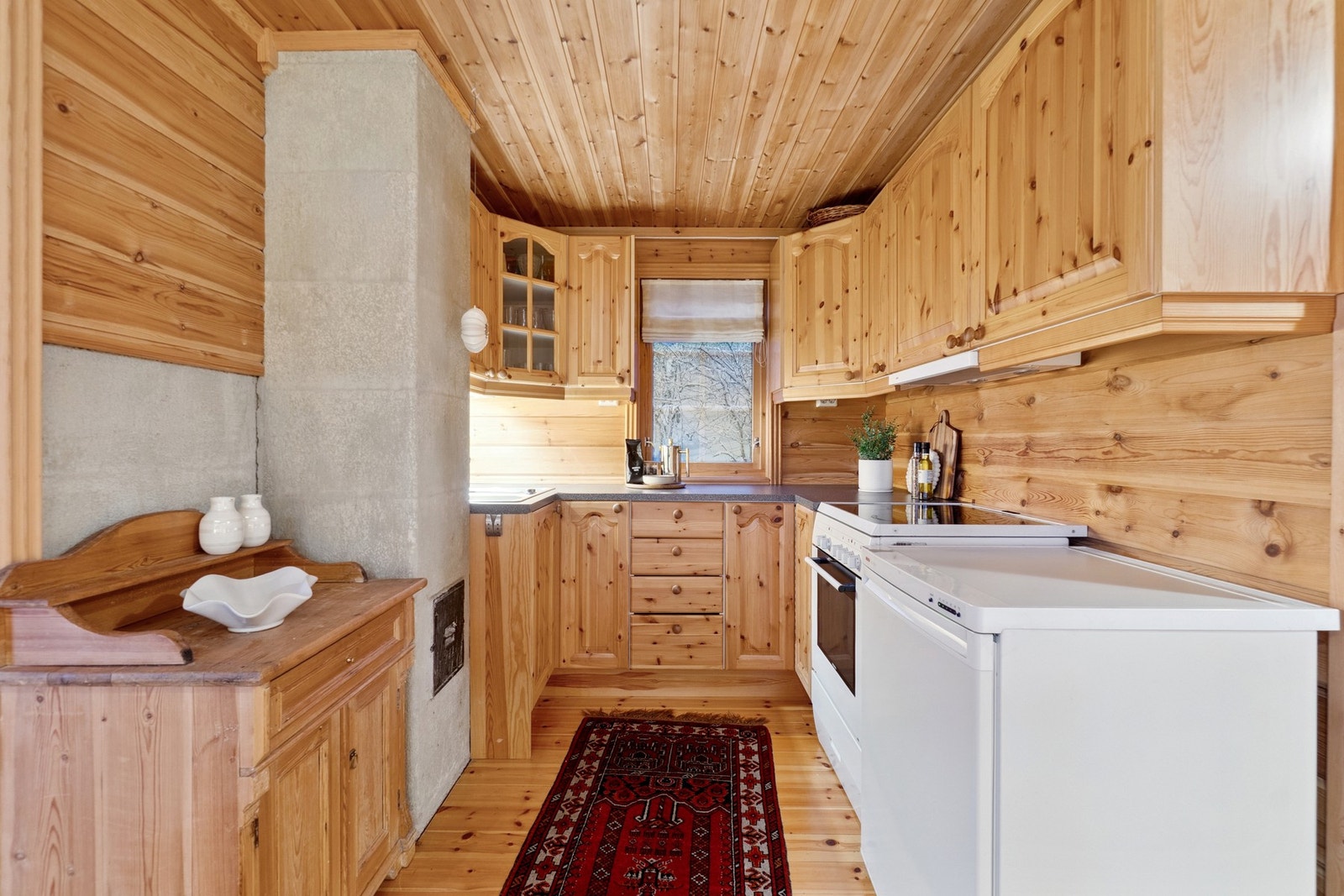 Kjøkkeninnredningen har en U-form med over- og underskap for god utnyttelse til oppbevaringsplass. Galleribilde