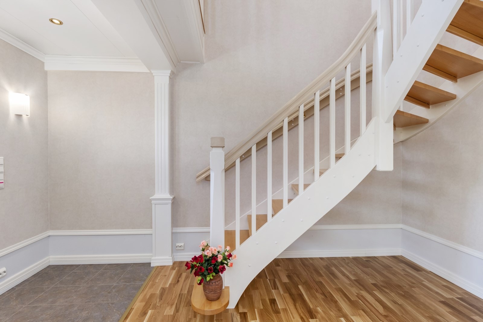 Entréen har fliser og parkett på gulv Galleribilde