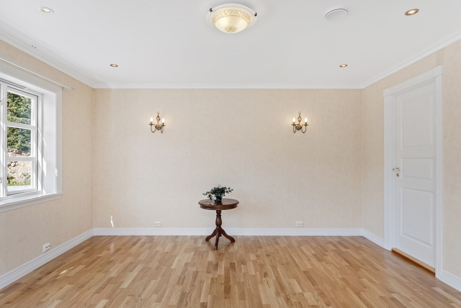 Finstuen/spisestuen ligger like innenfor stuen Galleribilde