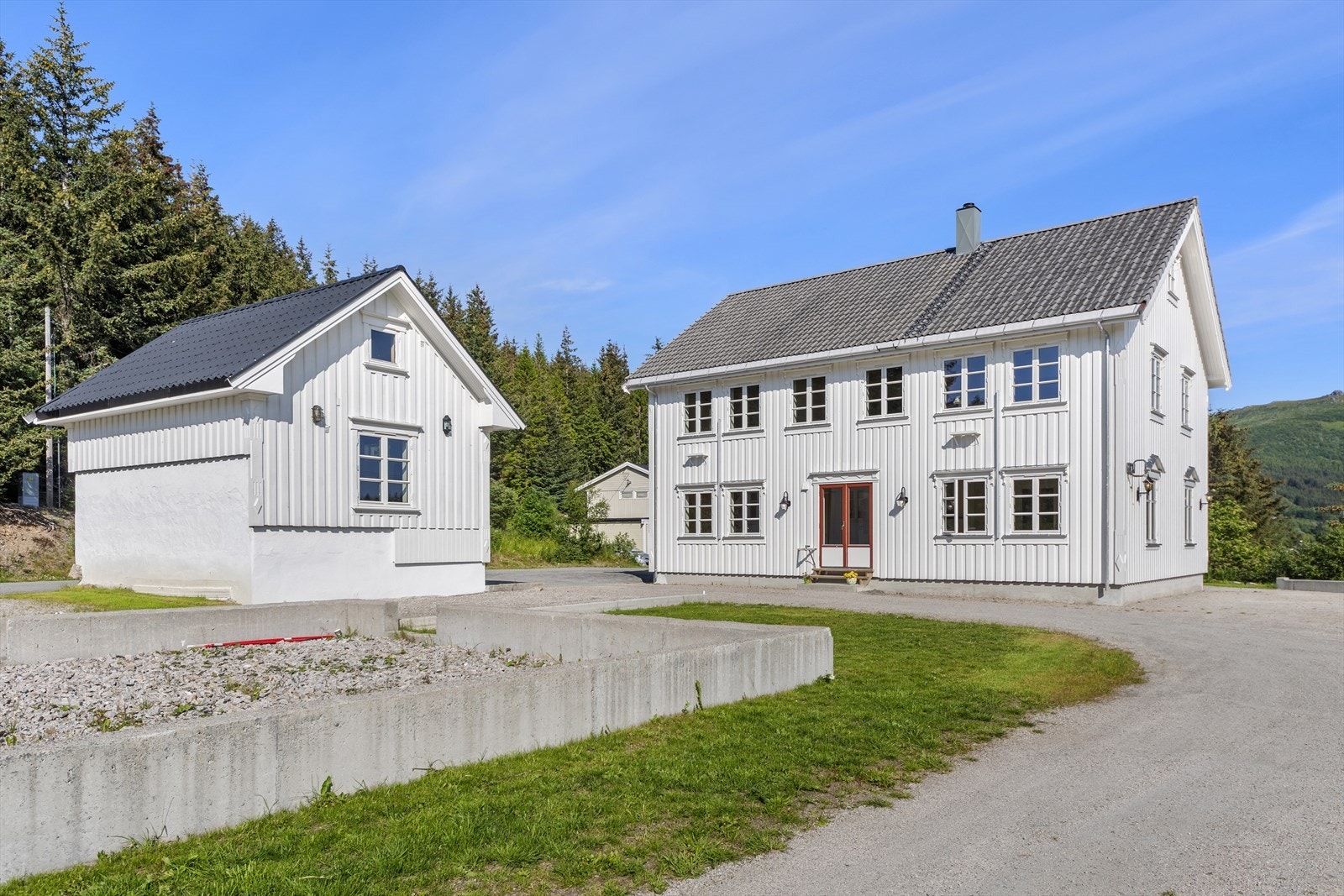 Eiendommen ligger landlig til med fin utsikt og gode solforhold Galleribilde