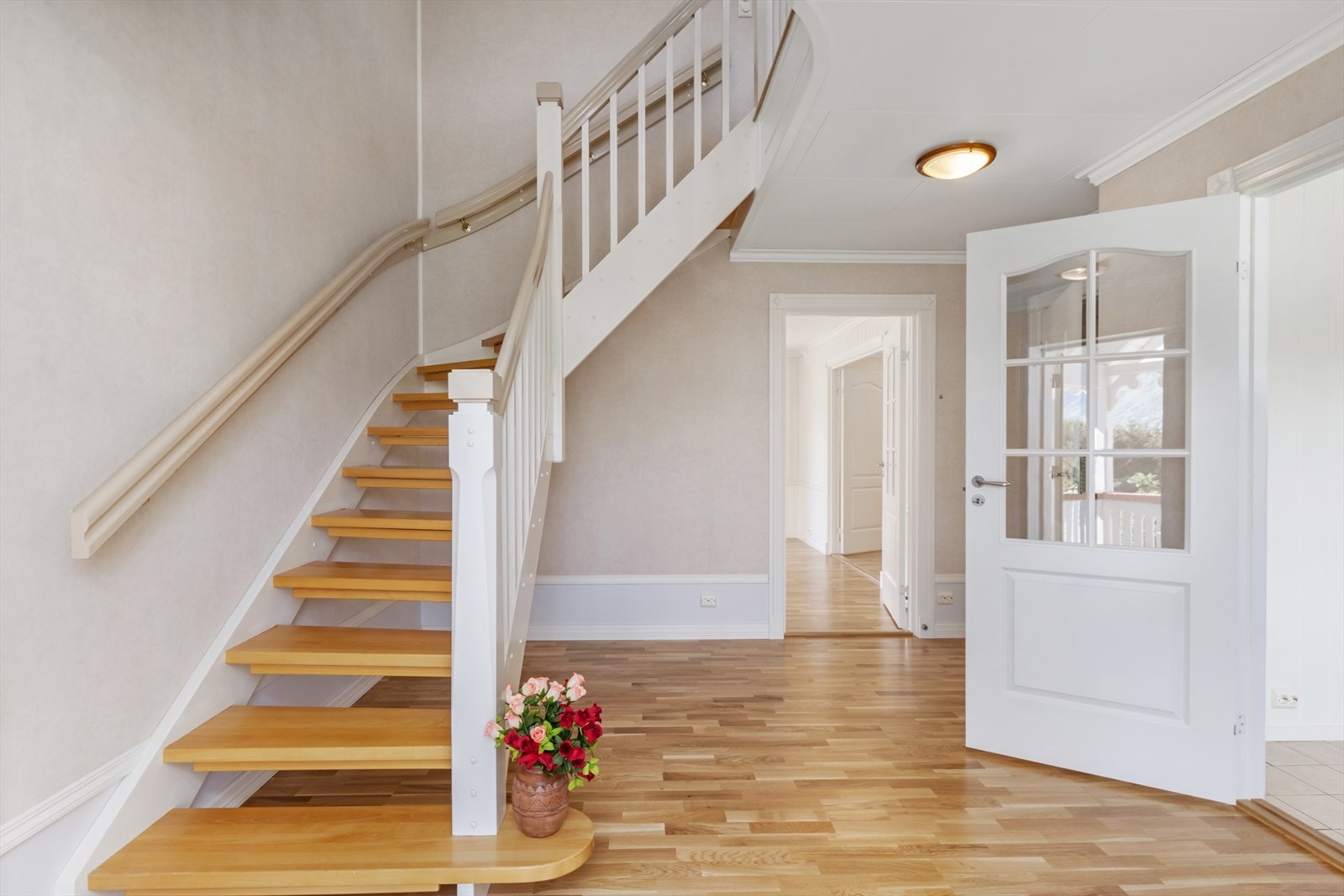 I gangen blir man møtt med husets spesialbygde trapp til 2.etasje Galleribilde