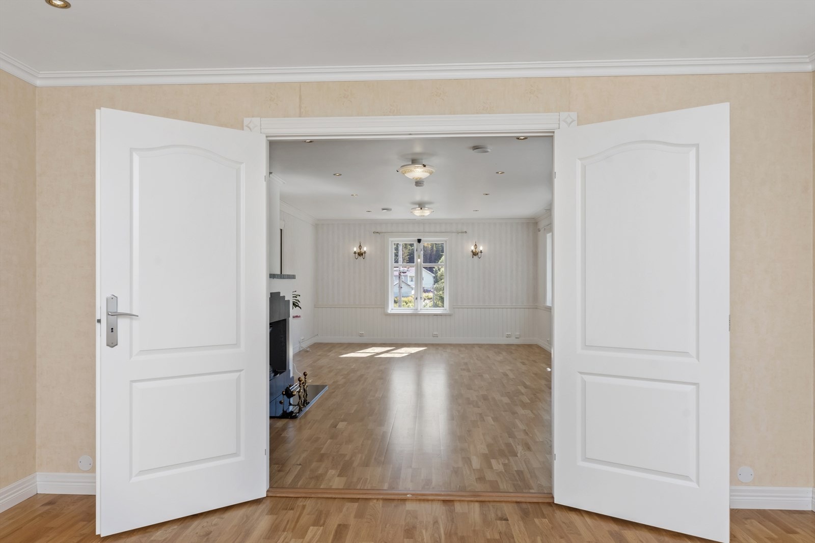 Bildet er tatt fra finstuen/spisestuen og inn til stuen i 1.etasje Galleribilde