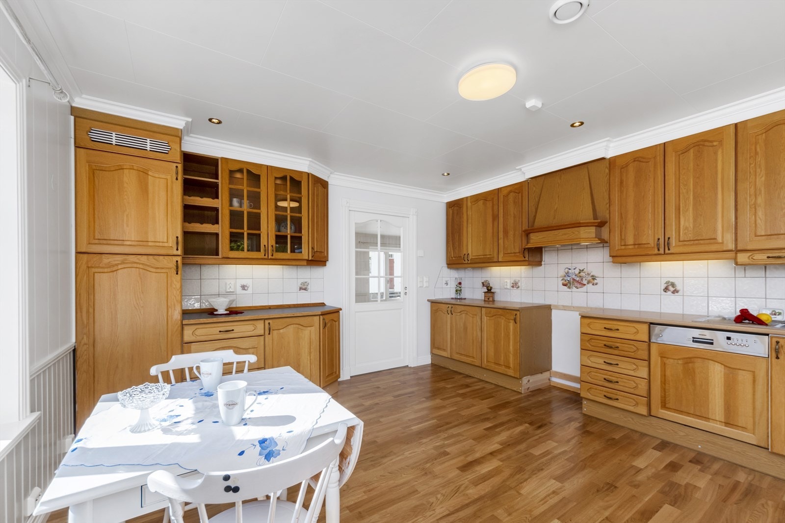 Fra stuen kommer man videre inn til kjøkkenet Galleribilde