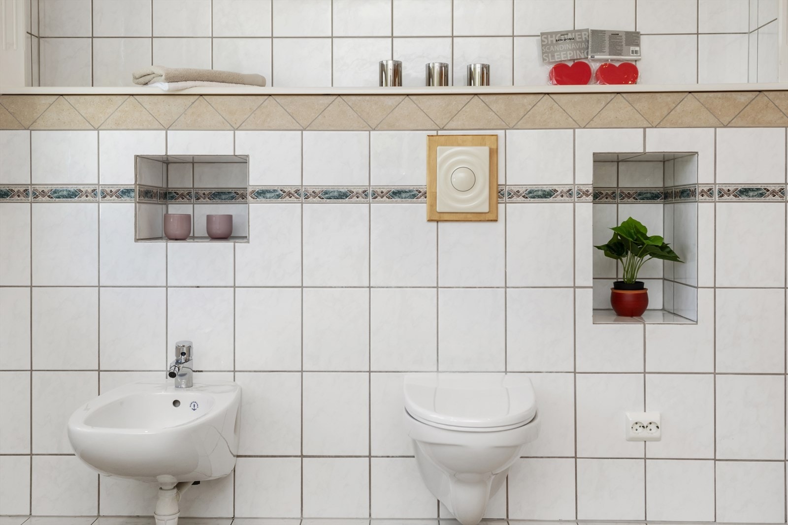 I rommet er det bidet, toalett, baderomsinnredning og et hjørnebadekar Galleribilde