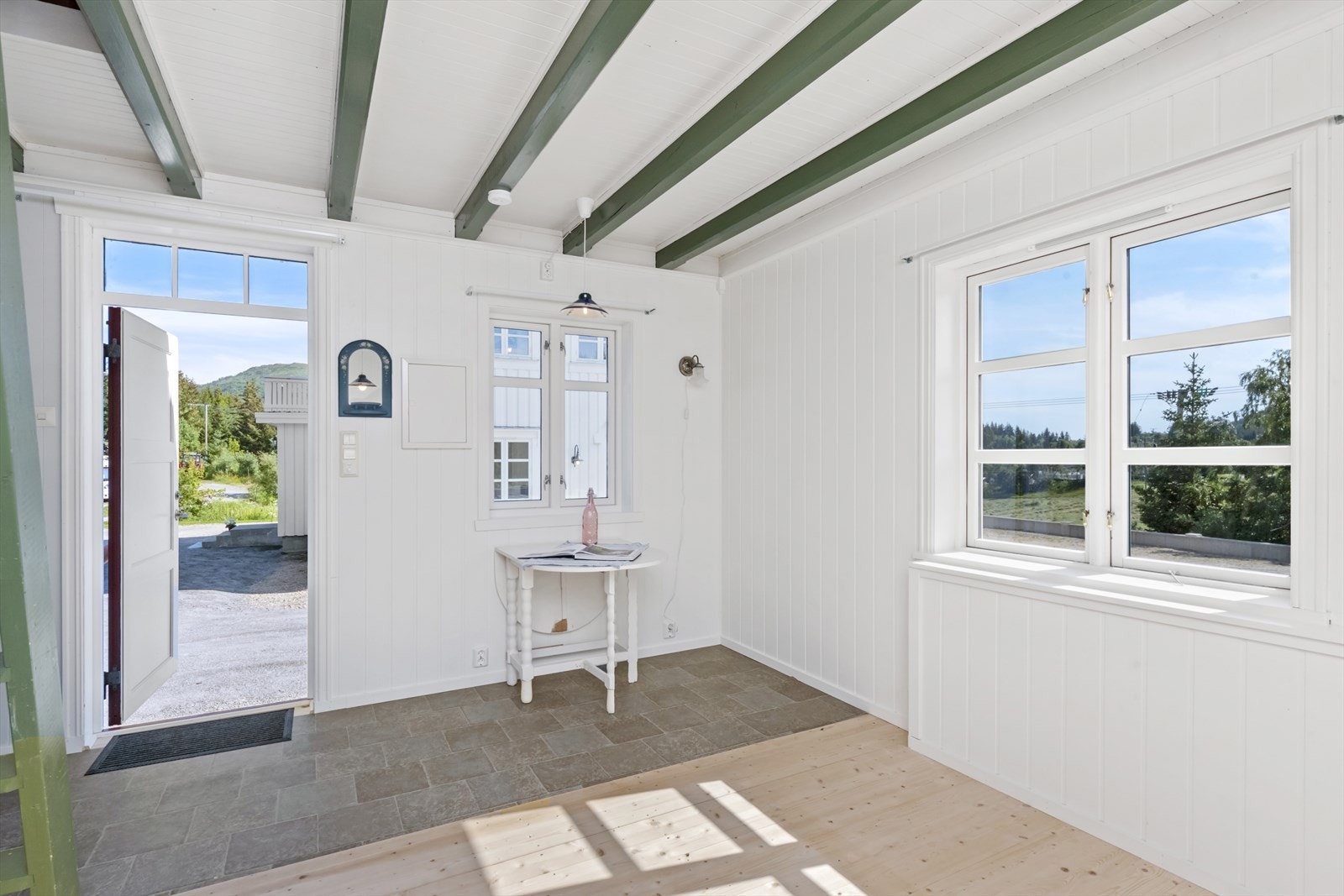 Uthus har åpen stue- og kjøkkenløsning Galleribilde