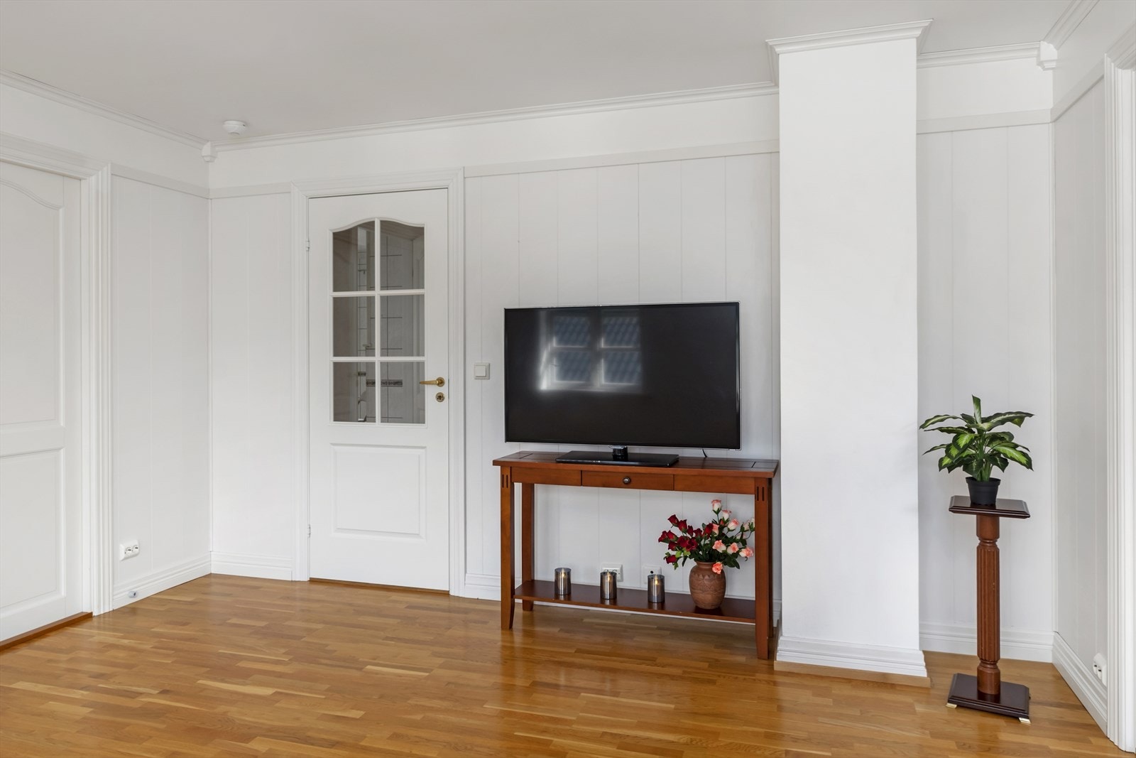 TV-stuen ligger like innenfor trappeoppgangen Galleribilde