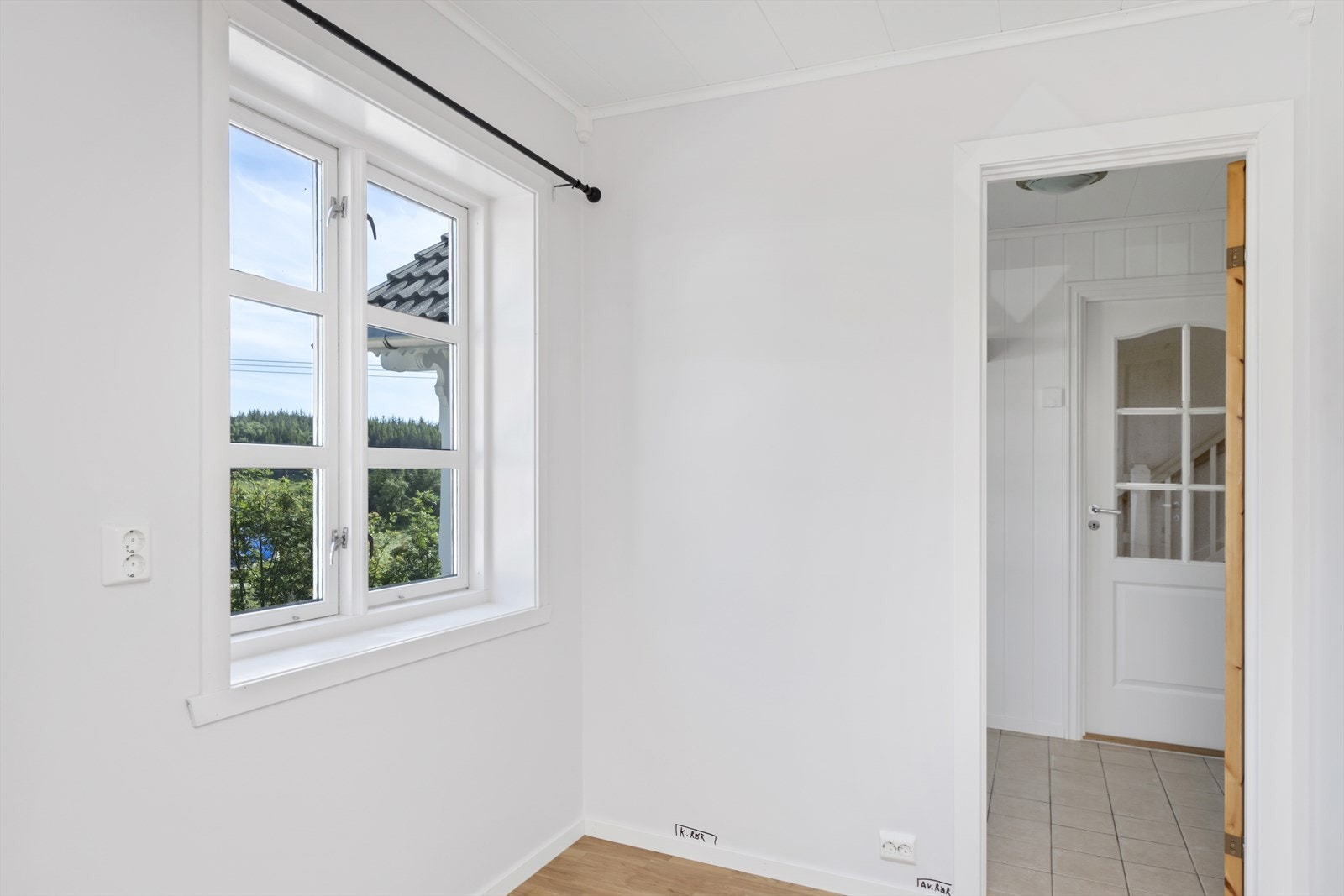 Boden har inngang til rommet som var ment til å være bad med dusj og innredning innenfor entré Galleribilde