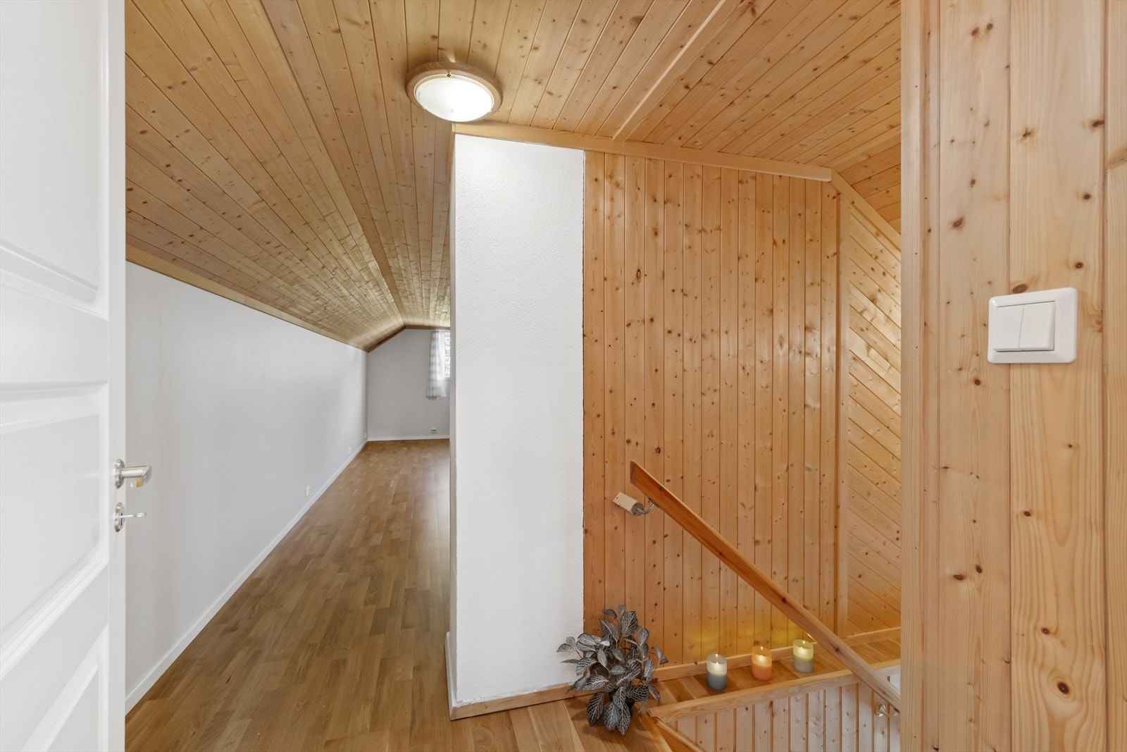 Loftetasjen har et stort disponibelt rom og et ekstra soverom Galleribilde