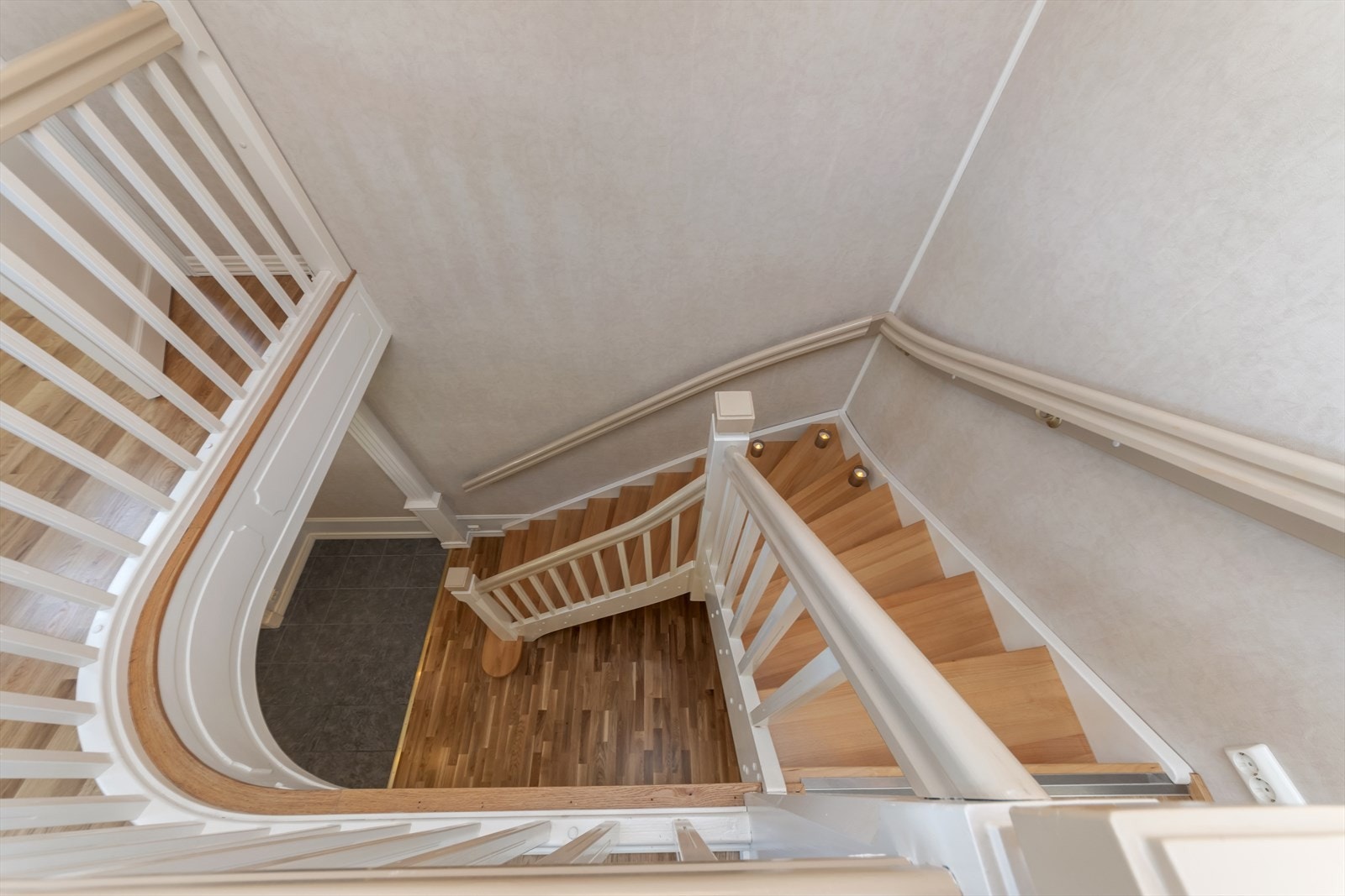Stilfull trapp opp til 2.etasje Galleribilde
