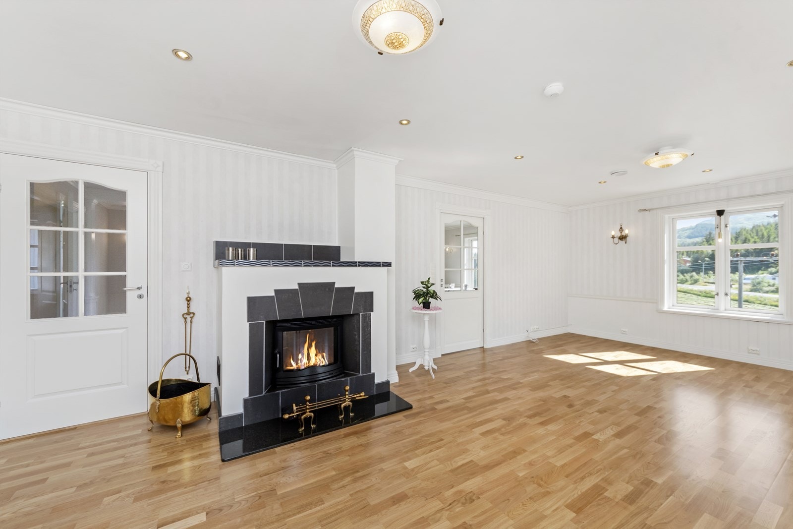 Rommet har god plass til både sofagruppe, lenestoler og ellers det man måtte behøve Galleribilde