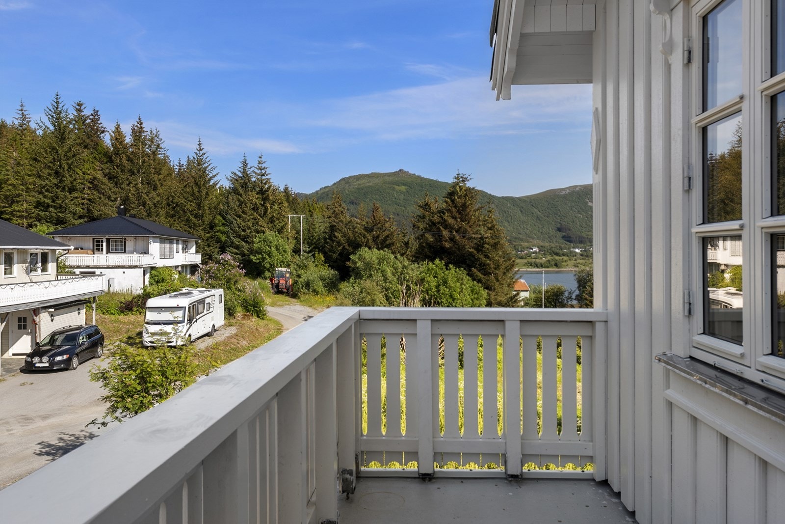 Fra badet er det direkte utgang til en lufteveranda med fin utsikt Galleribilde