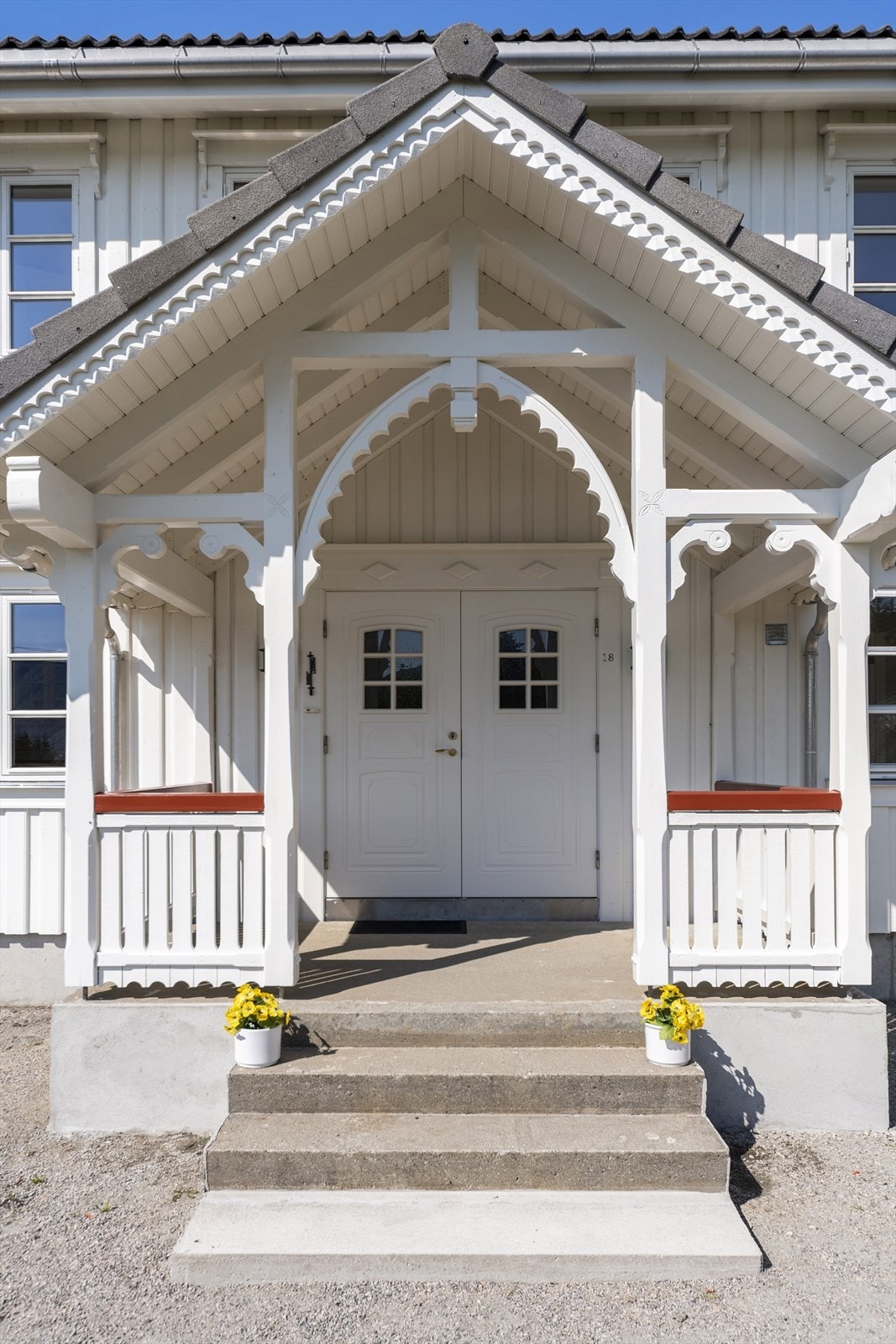 Forseggjort inngangsparti med fine detaljer Galleribilde