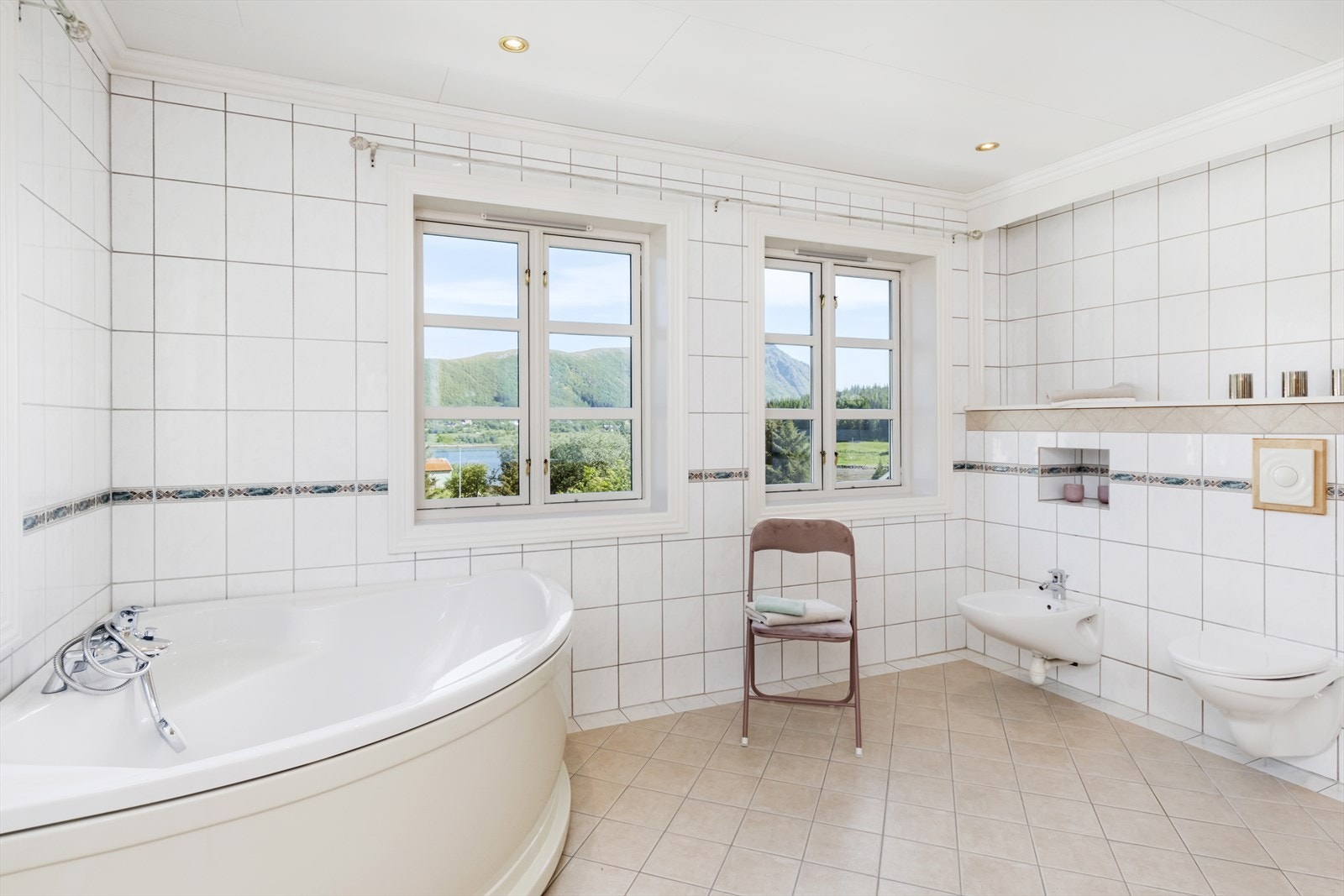 Fra badet har man flott utsikt mot Storfjordvika Galleribilde