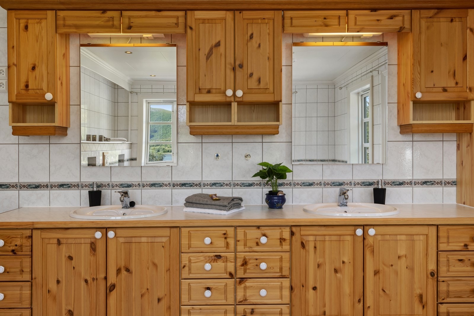 Det er rikelig med plass til baderomsartikler i baderomsinnredningen Galleribilde