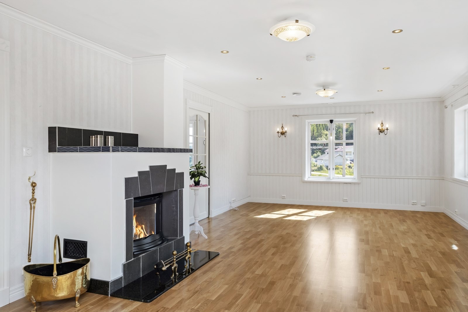 I rommet står det en peisinnsats med vedovn fra Jøtul Galleribilde