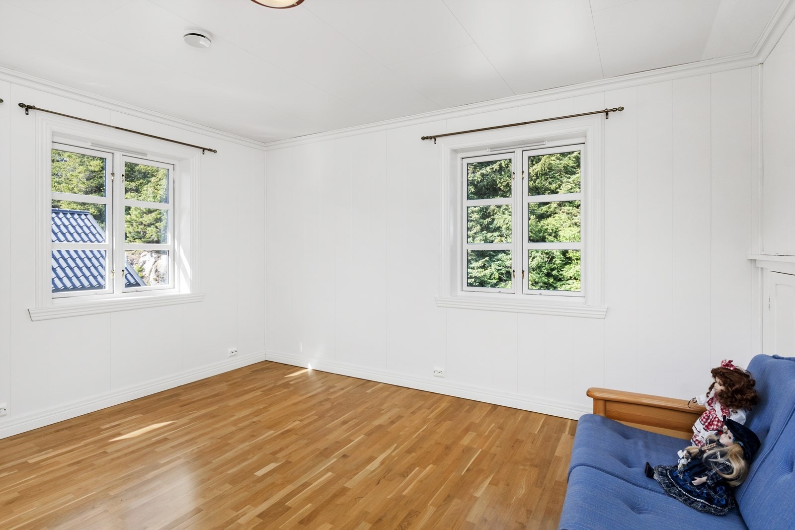 Rommet har rikelig med plass til både dobbeltseng og garderobeskap Galleribilde