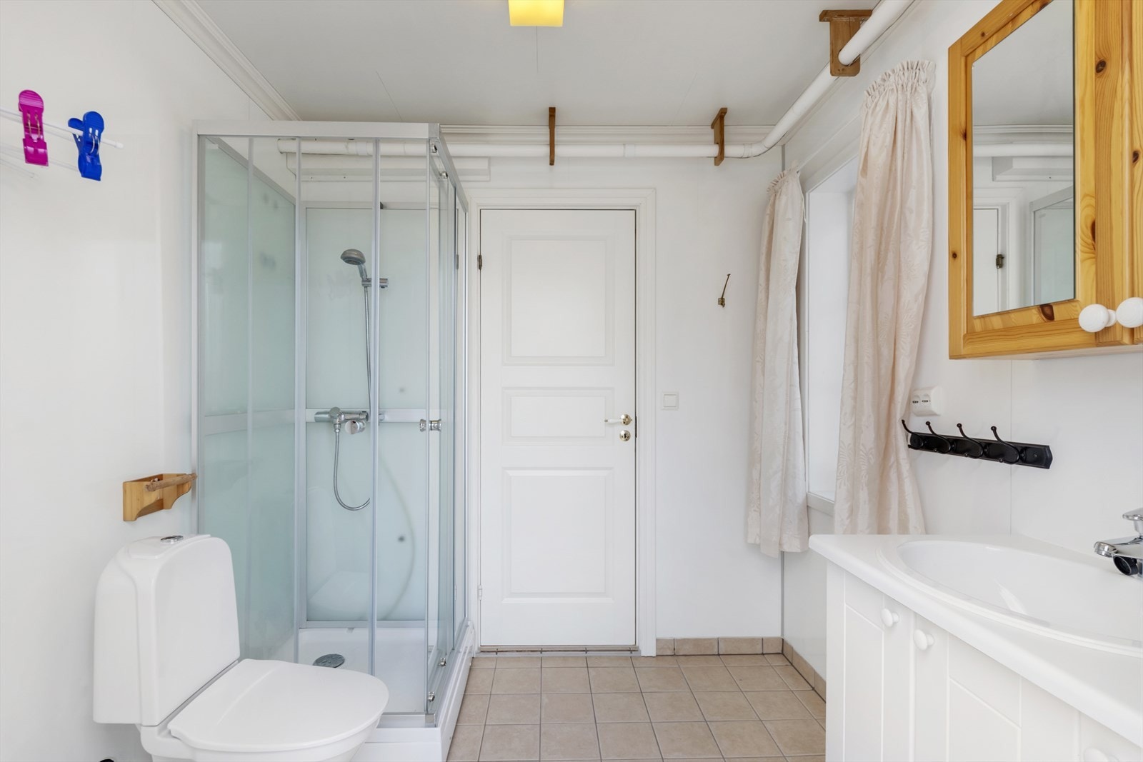 Like innenfor finstuen ligger vaskerommet Galleribilde