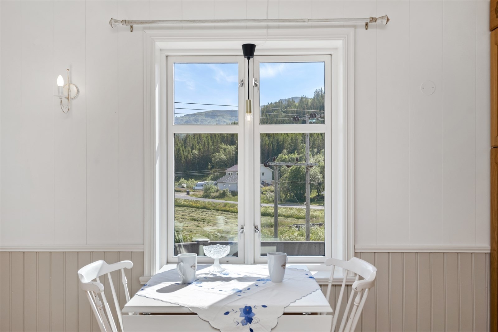 I rommet er det god plass til et spisebord. Her kan man nyte utsikten til nærområdet Galleribilde