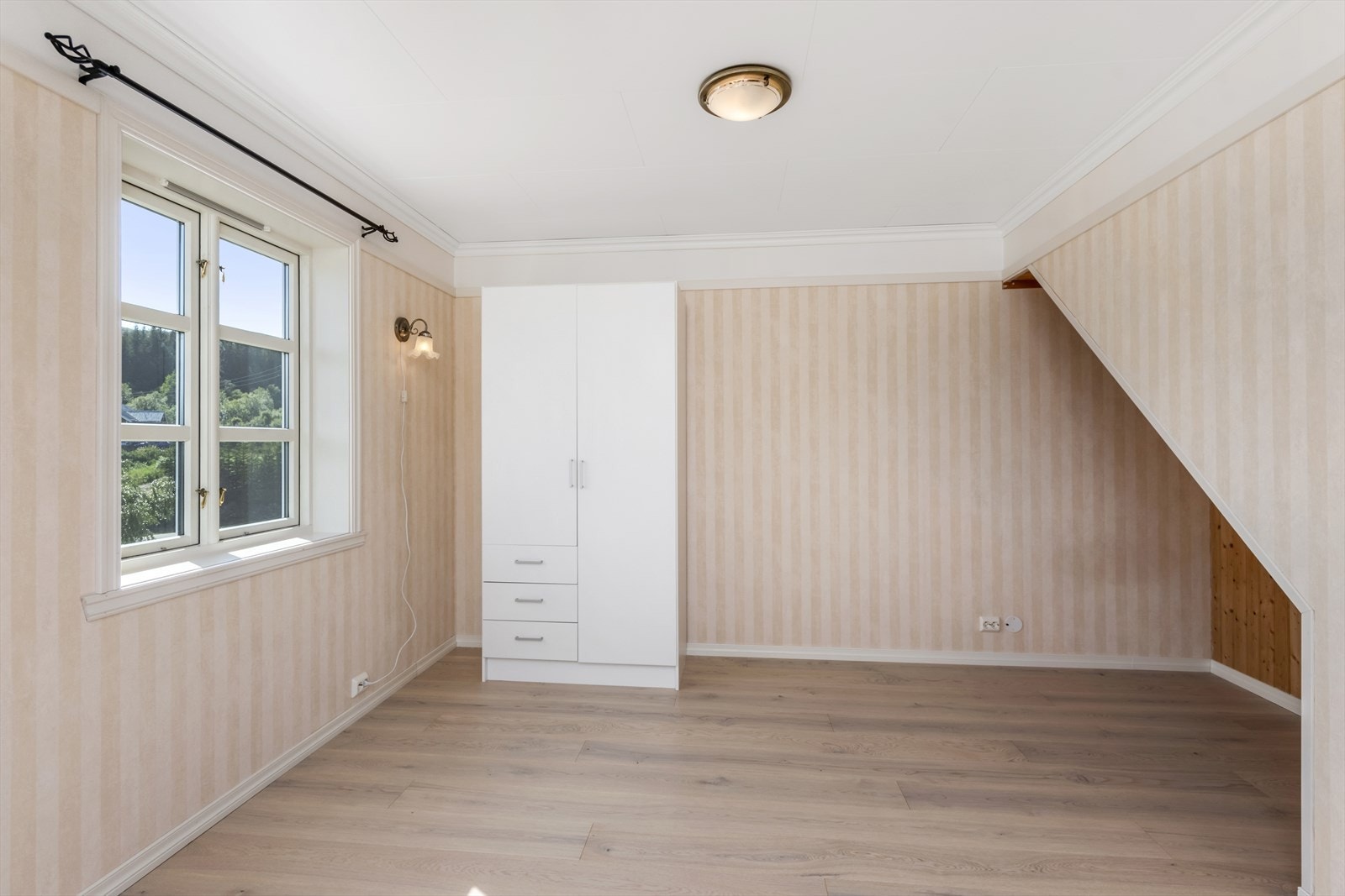 Soverom nr.3 med trapp til loftetasjen Galleribilde