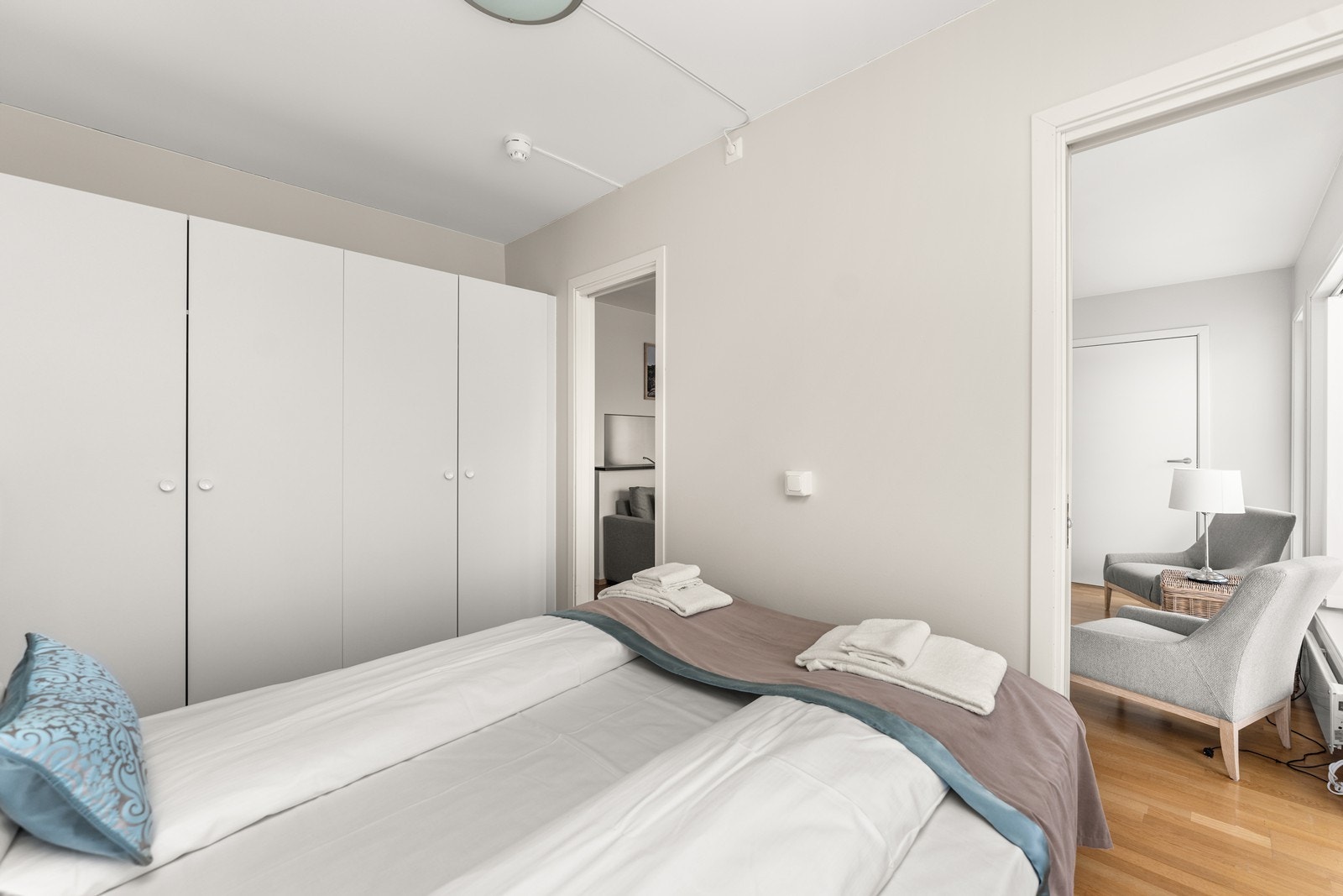 Hovedsoverom med 2 sengeplasser og stor garderobeløsning. Galleribilde