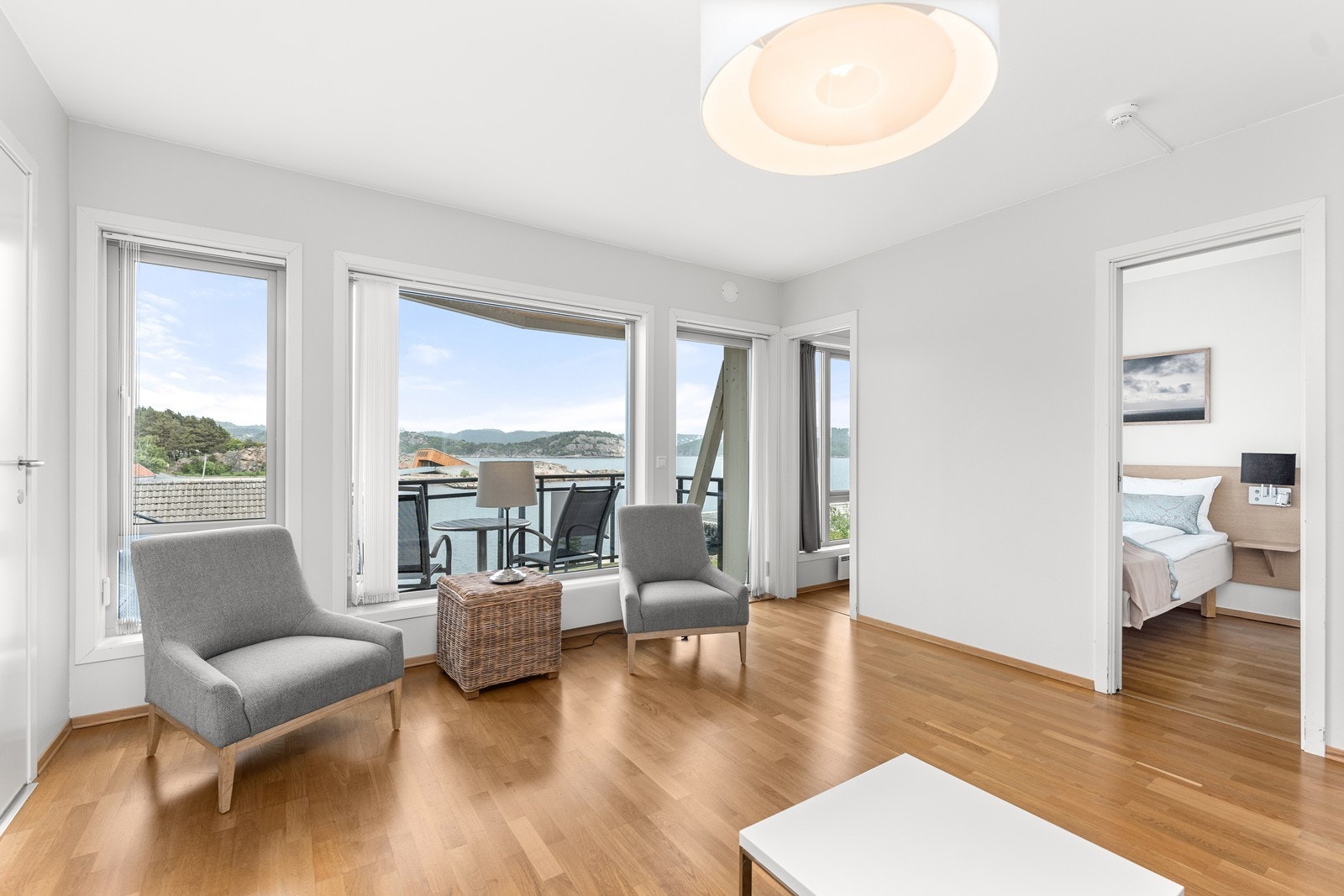 Store vindusflater i stuen som slipper inn godt med lys. Her er også utgang til terrasse med nydelig utsikt utover sjøen. Galleribilde