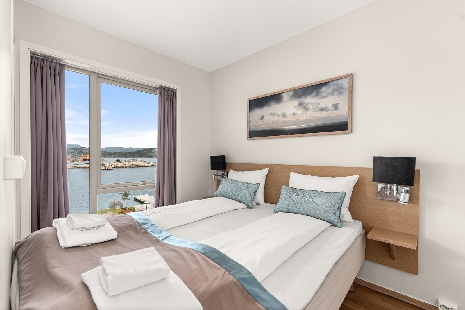 Hovedsoverom har en nydelig utsikt utover sjøen. Galleribilde