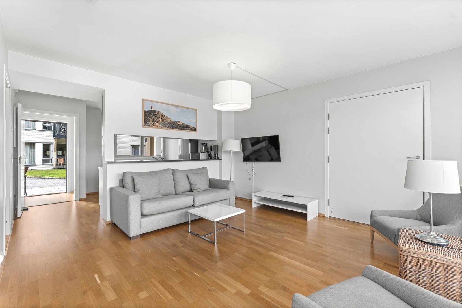 Kjøkkenet har en koselig liten kjøkkenkrok med åpent over kjøkkenbenken mot stuen. Galleribilde