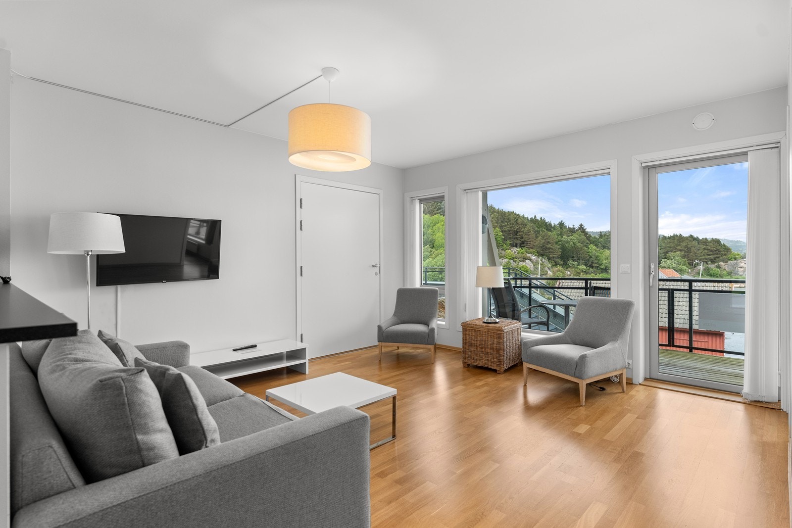 Leiligheten har stue/kjøkken, 2 soverom samt bad. Som man kan se på bildet så er det også dør inn til hotellrommet, slik at man kan åpne opp om man ønsker å bruke begge deler. Galleribilde