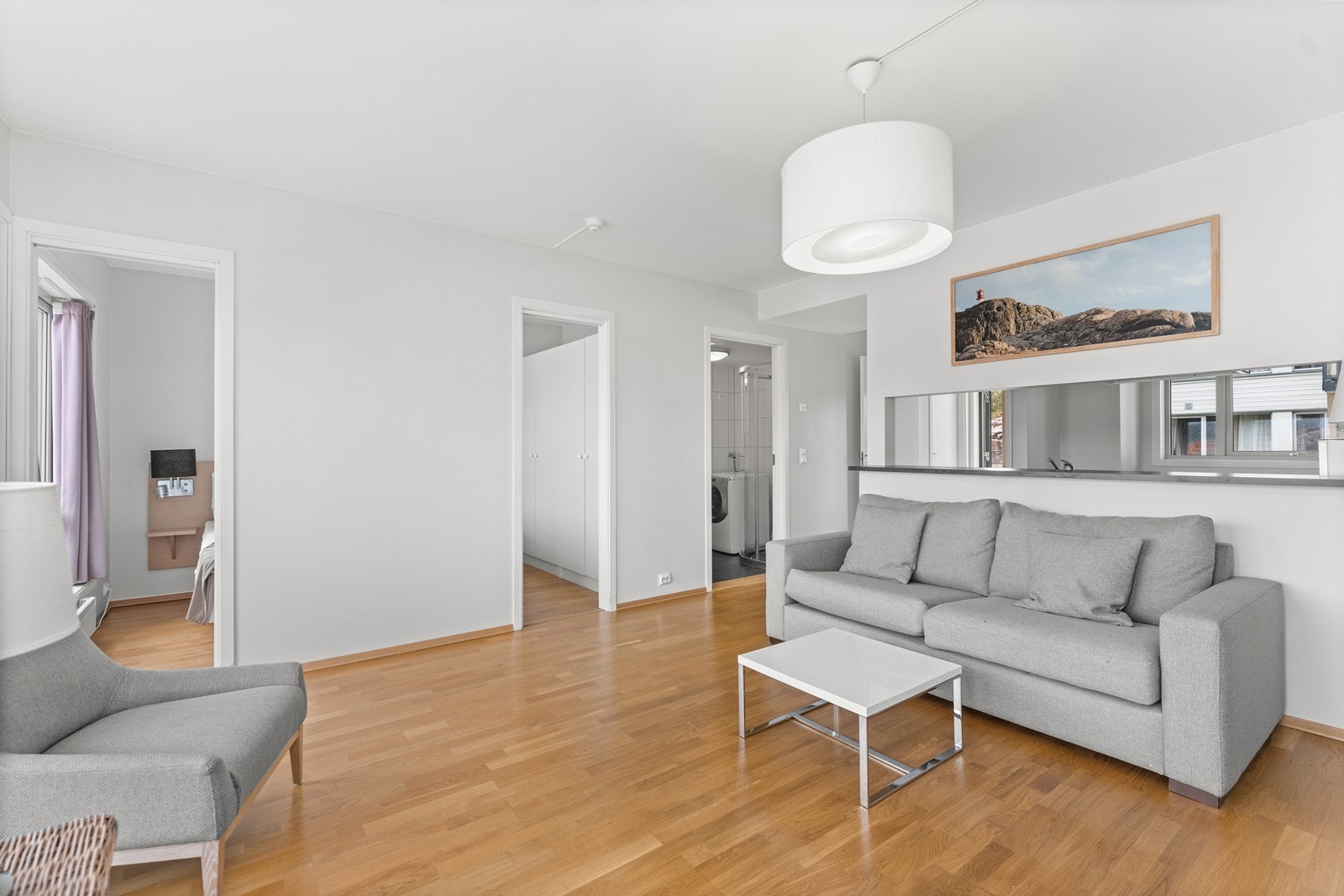 Hovedsoverom har to dører, på hver sin side av sengen. Galleribilde